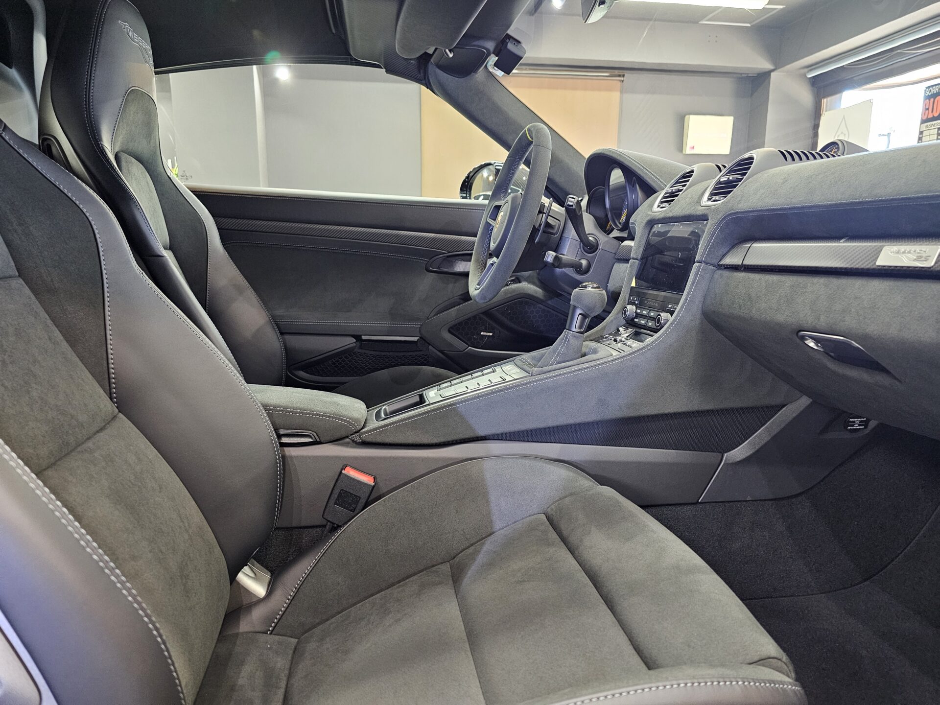 ポルシェ718スパイダーRS 新車 ソリッドブラック 室内レザーセラミックコーティング仕上がり