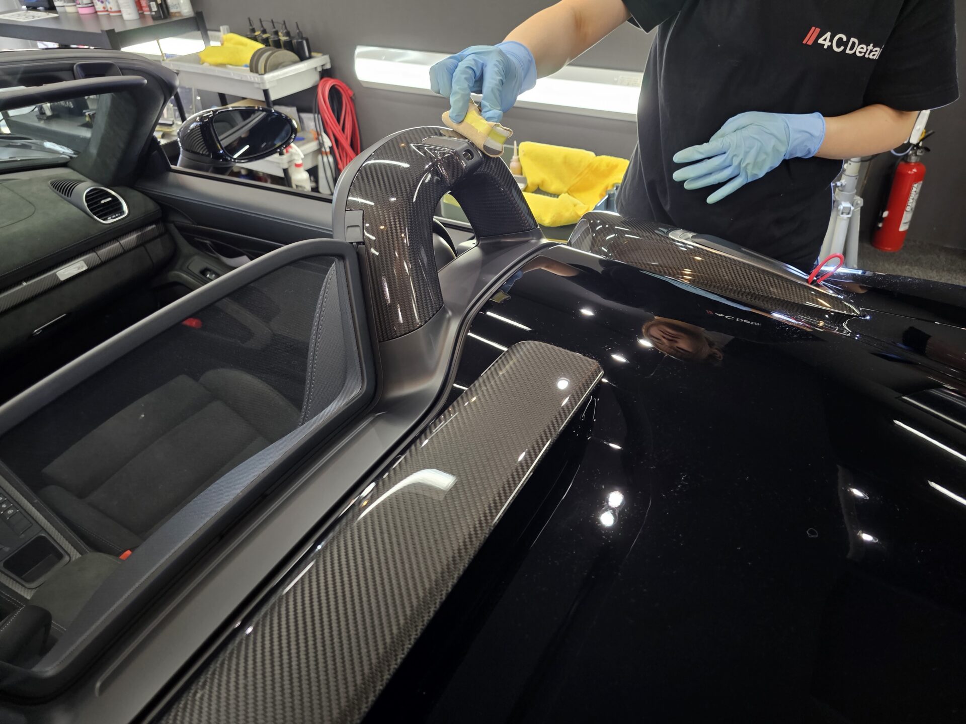 ポルシェ718スパイダーRS 新車 ソリッドブラック 細部までコーティング