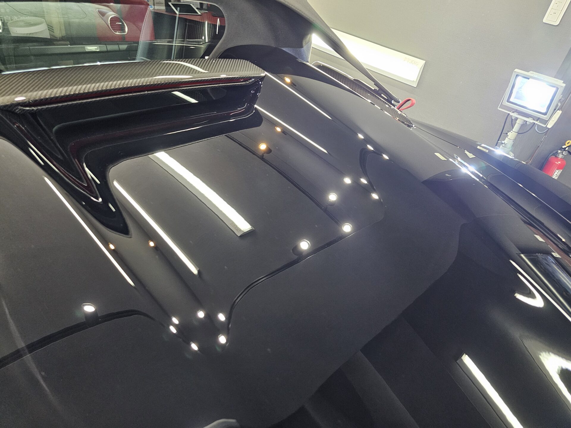 ポルシェ718スパイダーRS 新車 ソリッドブラック 薄傷除去