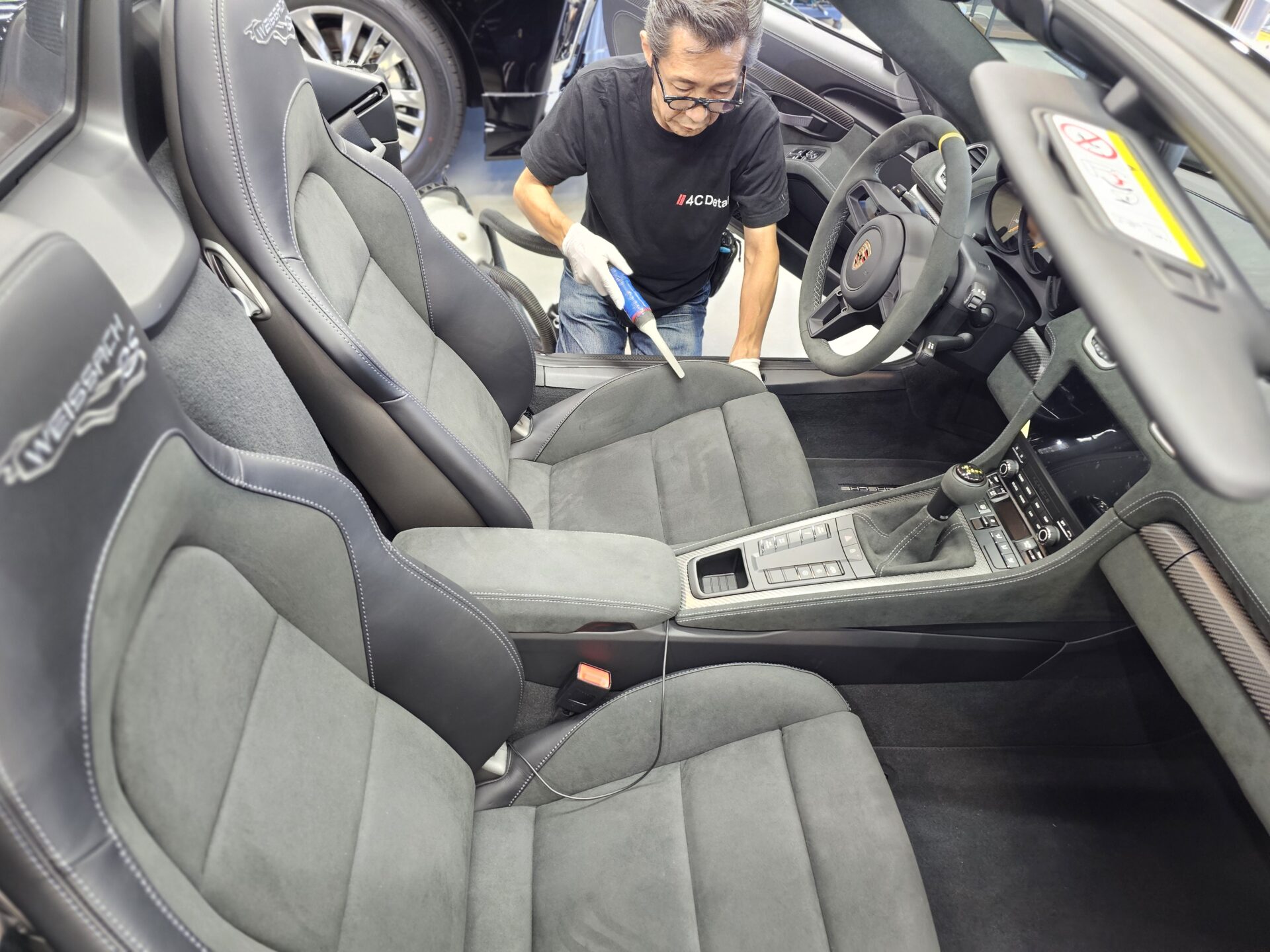 ポルシェ718スパイダーRS 新車 ソリッドブラック 車内清掃