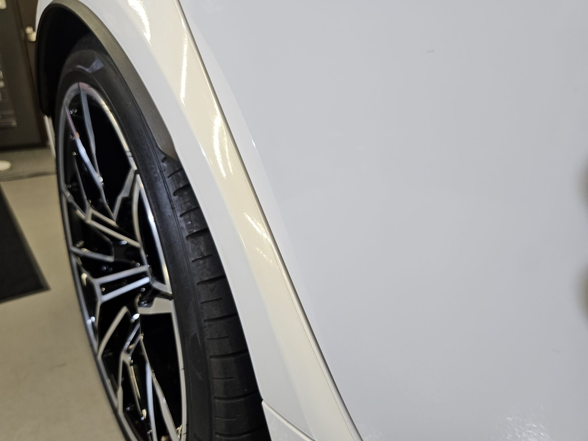 BMW M3コンペティション アルピンホワイト ストーンガード黄ばみ