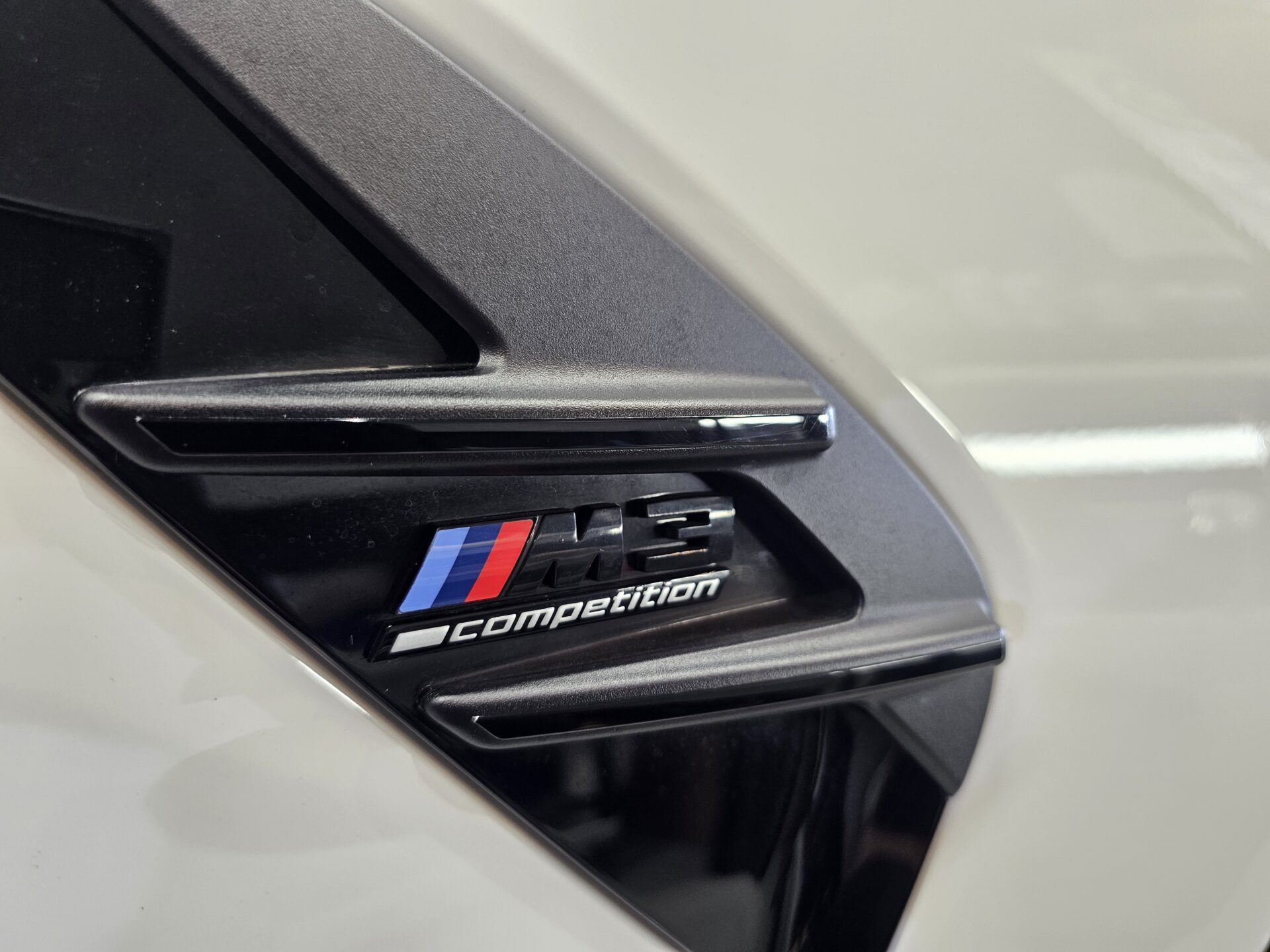 BMW M3コンペティション アルピンホワイト 細部汚れ