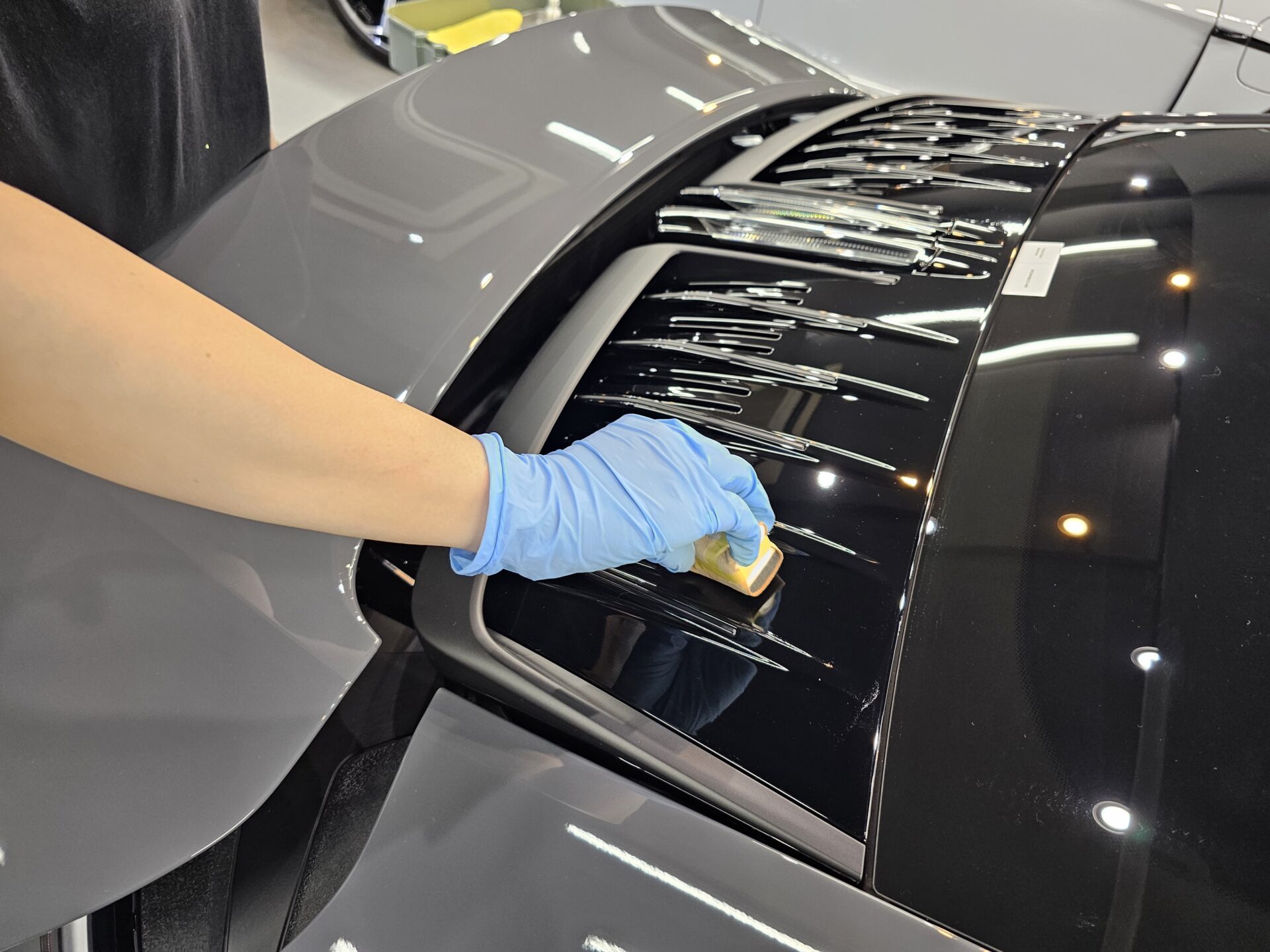 ポルシェ911カレラGTS(992.2)新車 ストレートグレーネオ PPFセラミックコーティング 細部まで施工