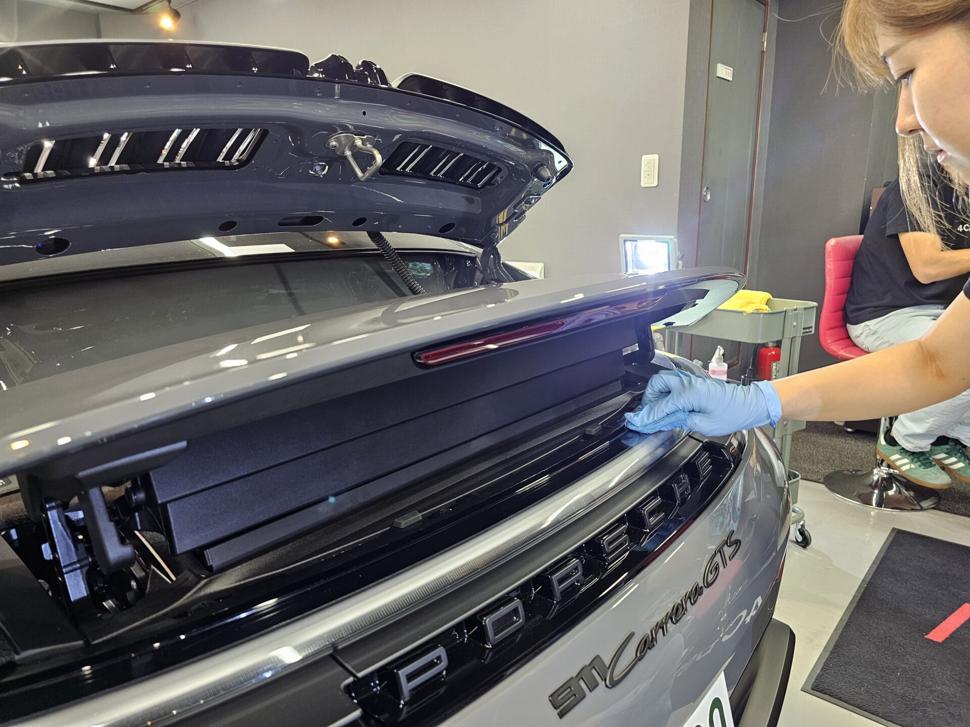 ポルシェ911カレラGTS(992.2)新車 ストレートグレーネオ PPFセラミックコーティング 開口部まで