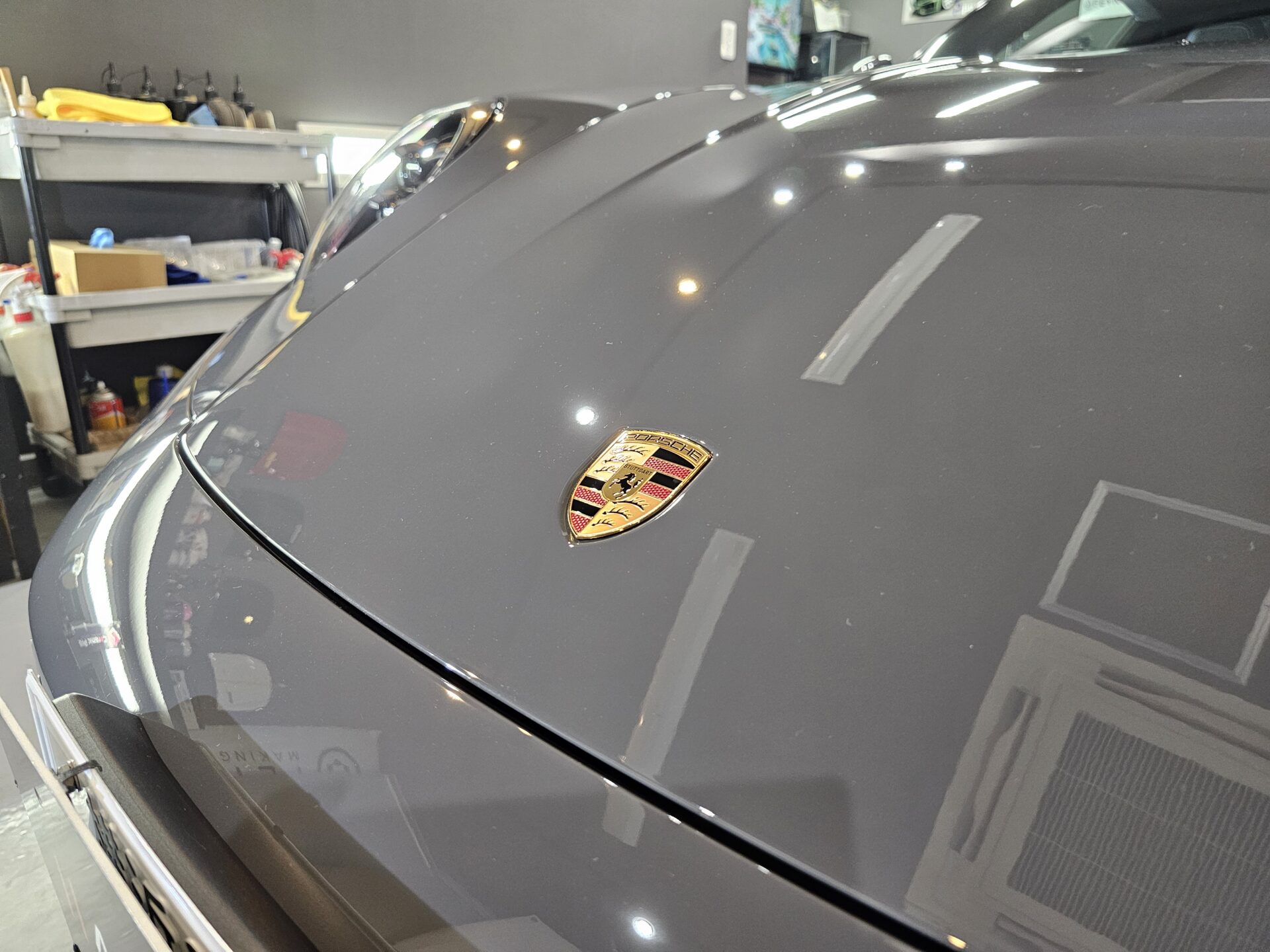 ポルシェ911カレラGTS(992.2)新車 ストレートグレーネオ PPF細部仕上げ エンブレム