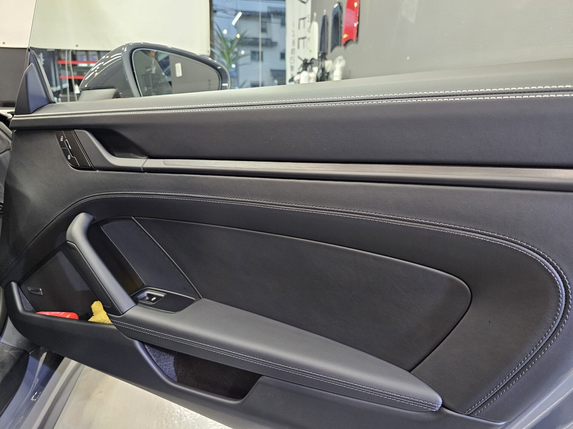 ポルシェ911カレラGTS(992.2)新車 ストレートグレーネオ ドアトリムレザーコーティング (2)