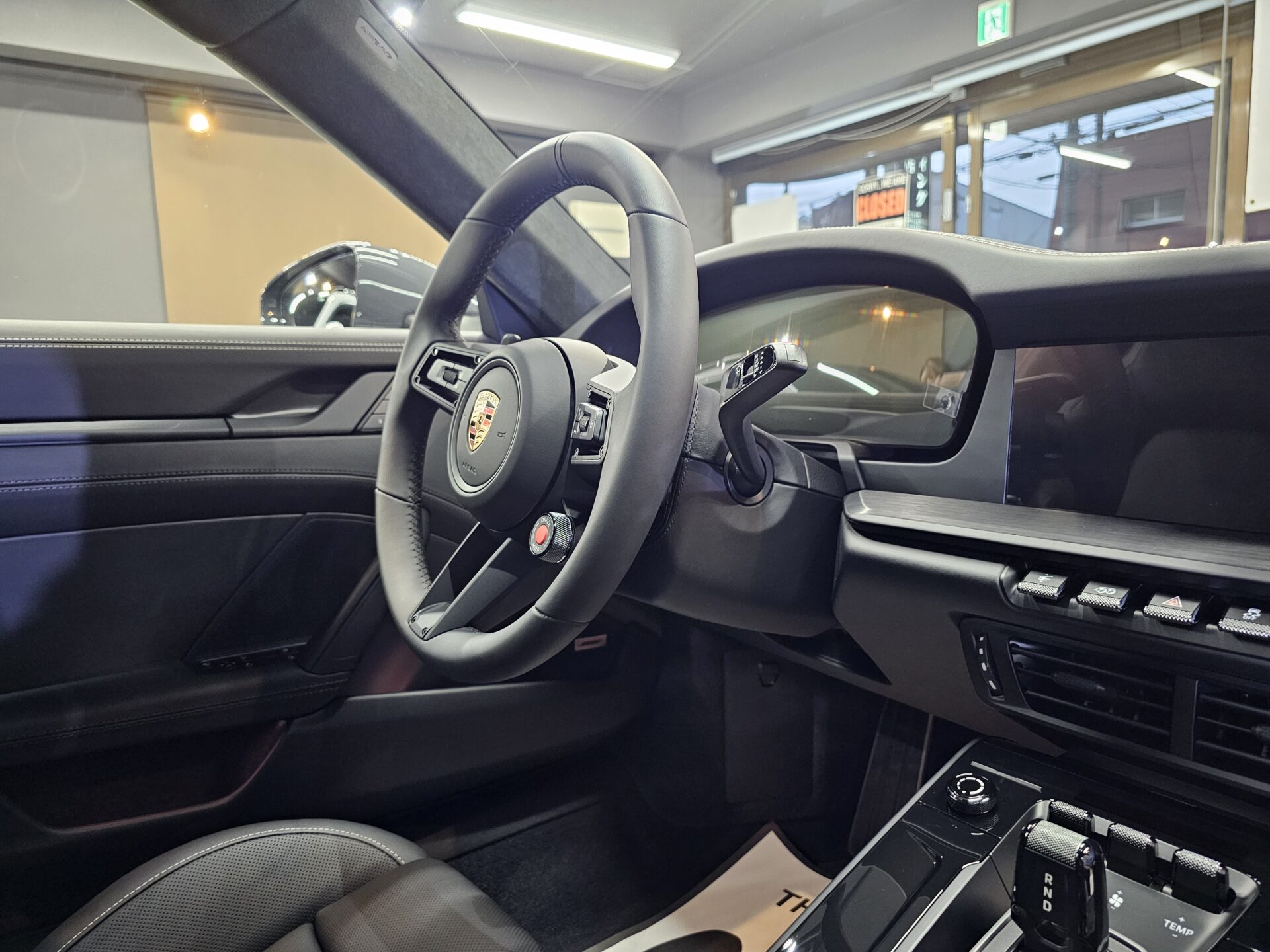 ポルシェ911カレラGTS(992.2)新車 ストレートグレーネオ ハンドルコーティング