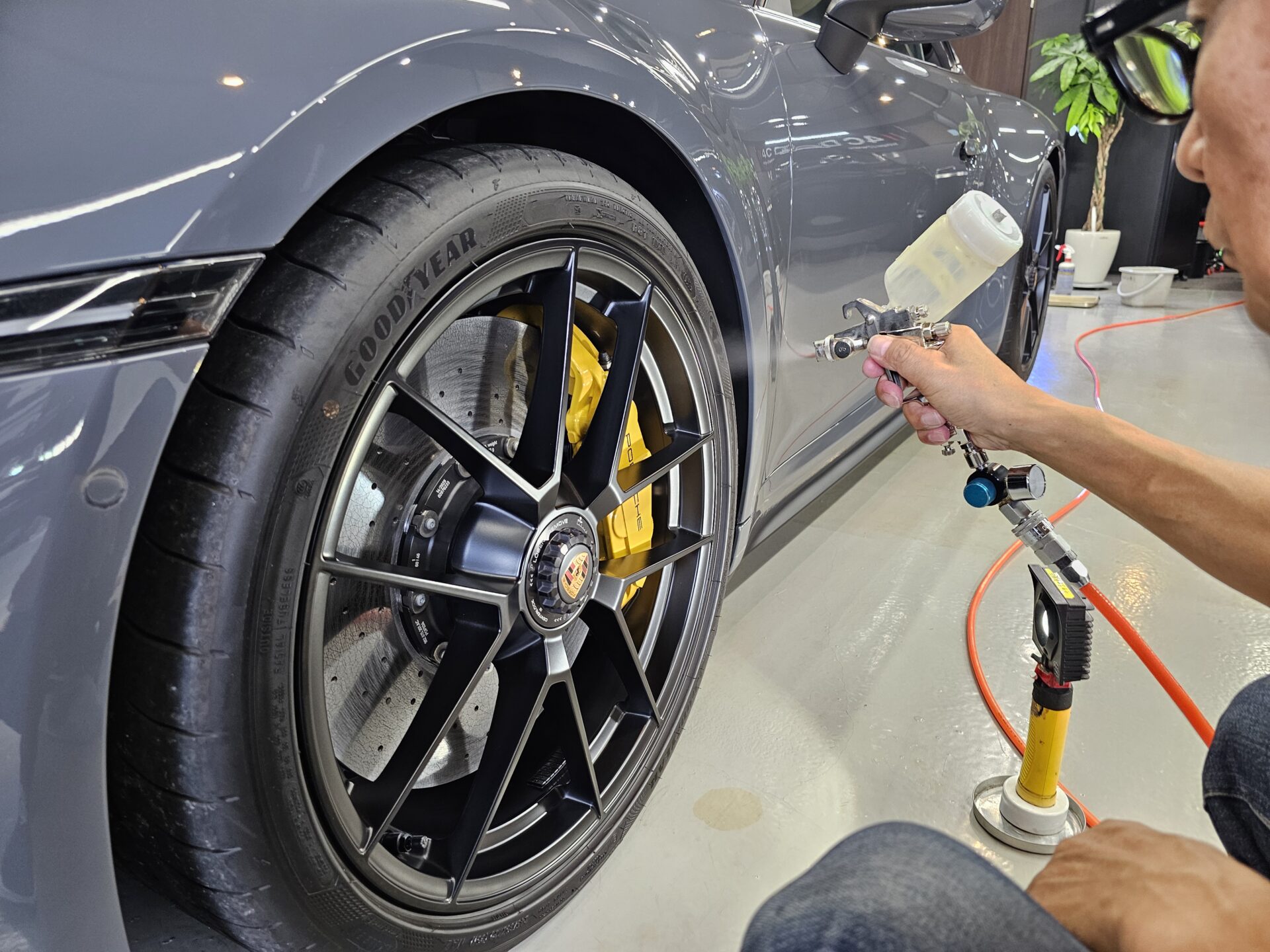ポルシェ911カレラGTS(992.2)新車 ストレートグレーネオ ホイールコーティング 吹き付け スプレー