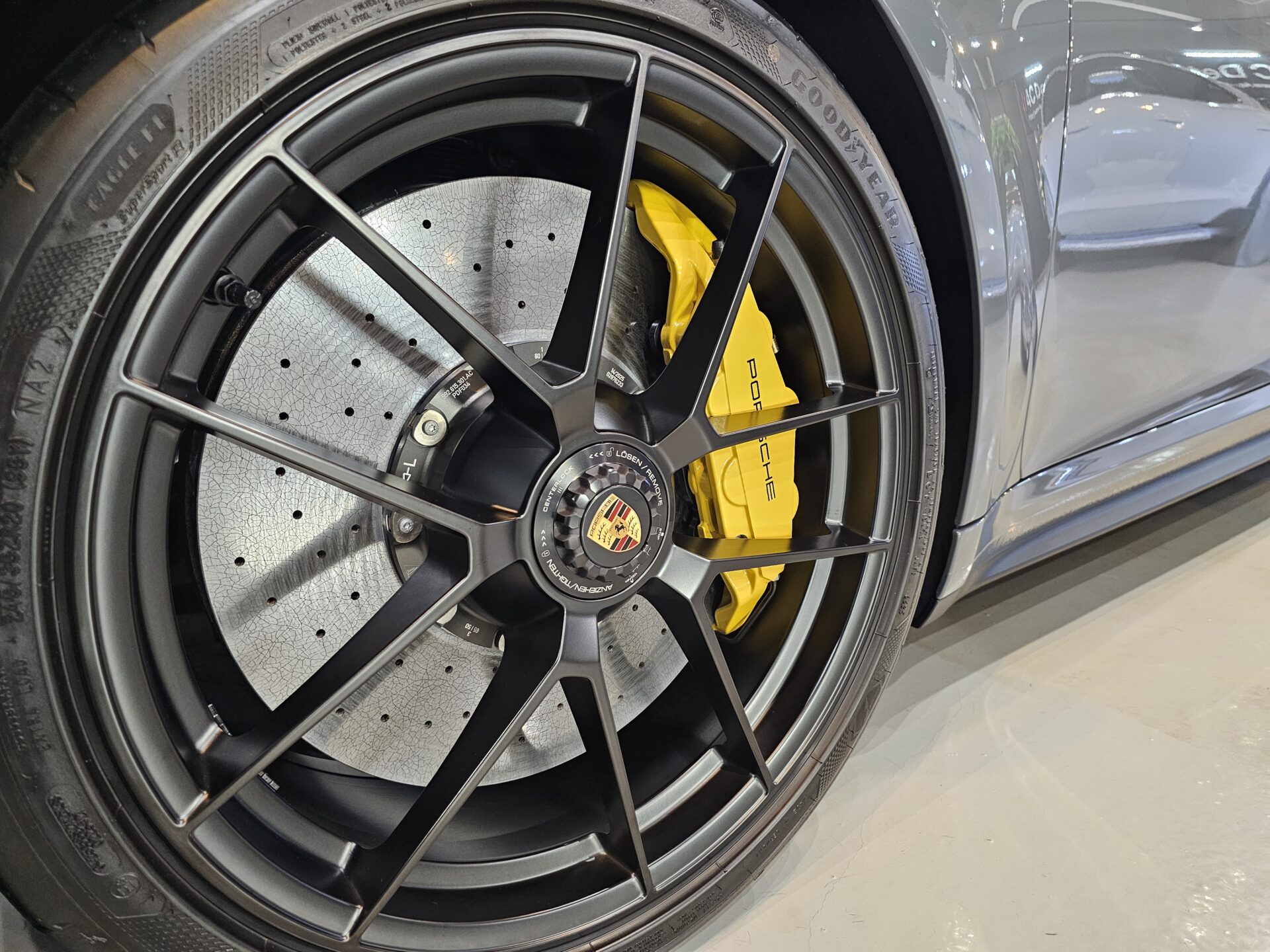ポルシェ911カレラGTS(992.2)新車 ストレートグレーネオ マットブラックホイールコーティング