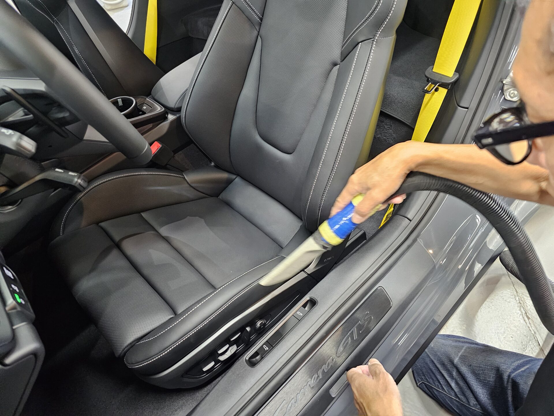 ポルシェ911カレラGTS(992.2)新車 ストレートグレーネオ ルームクリーニング
