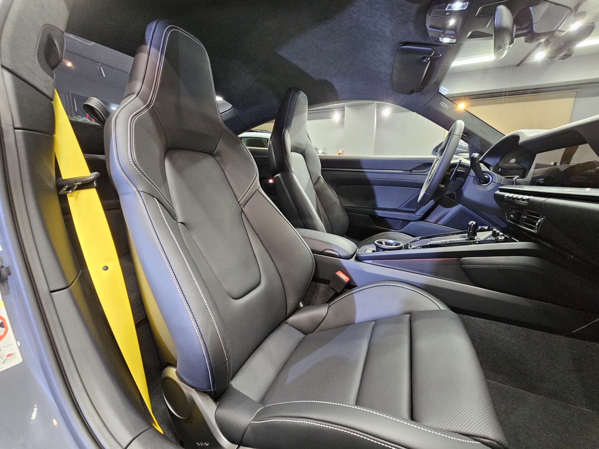 ポルシェ911カレラGTS(992.2)新車 ストレートグレーネオ レザーセラミックコーティング