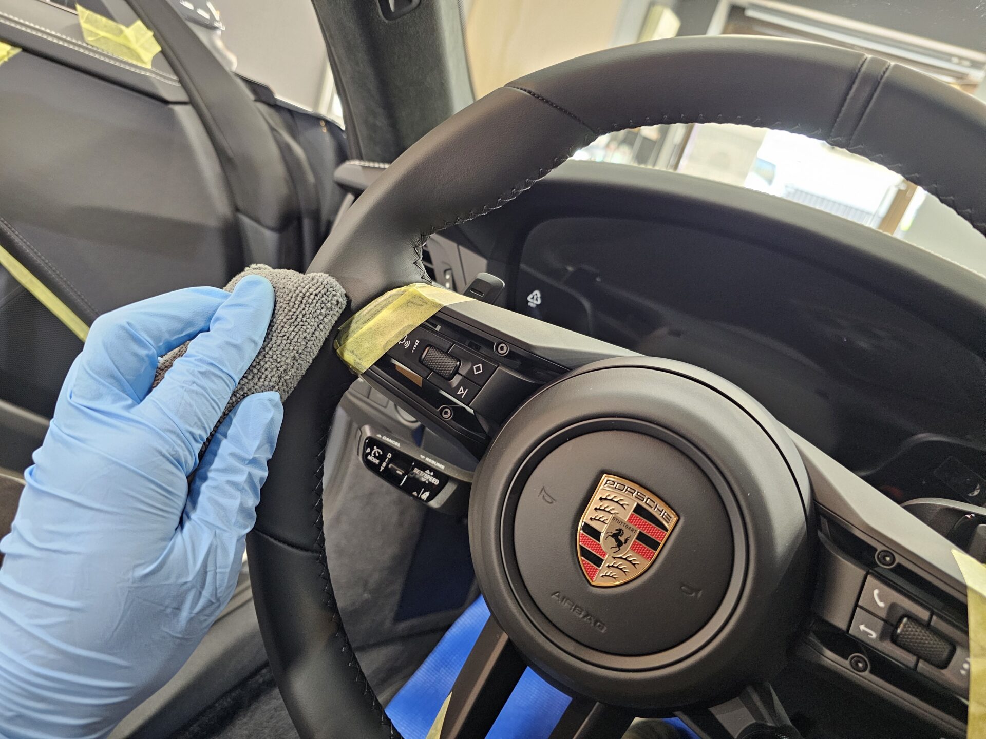 ポルシェ911カレラGTS(992.2)新車 ストレートグレーネオ レザーハンドルコーティング