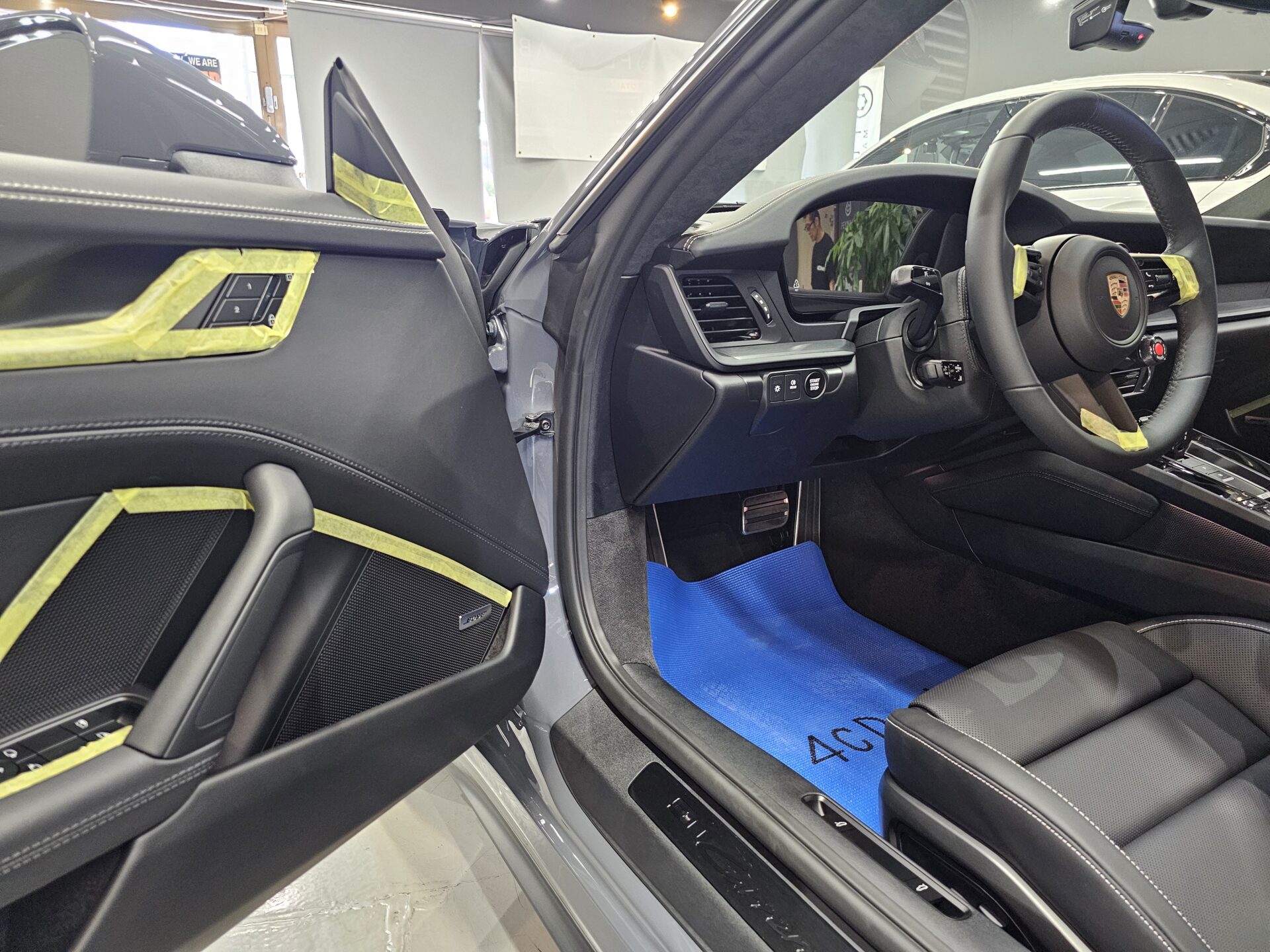 ポルシェ911カレラGTS(992.2)新車 ストレートグレーネオ 内装レザーシートコーティング マスキング