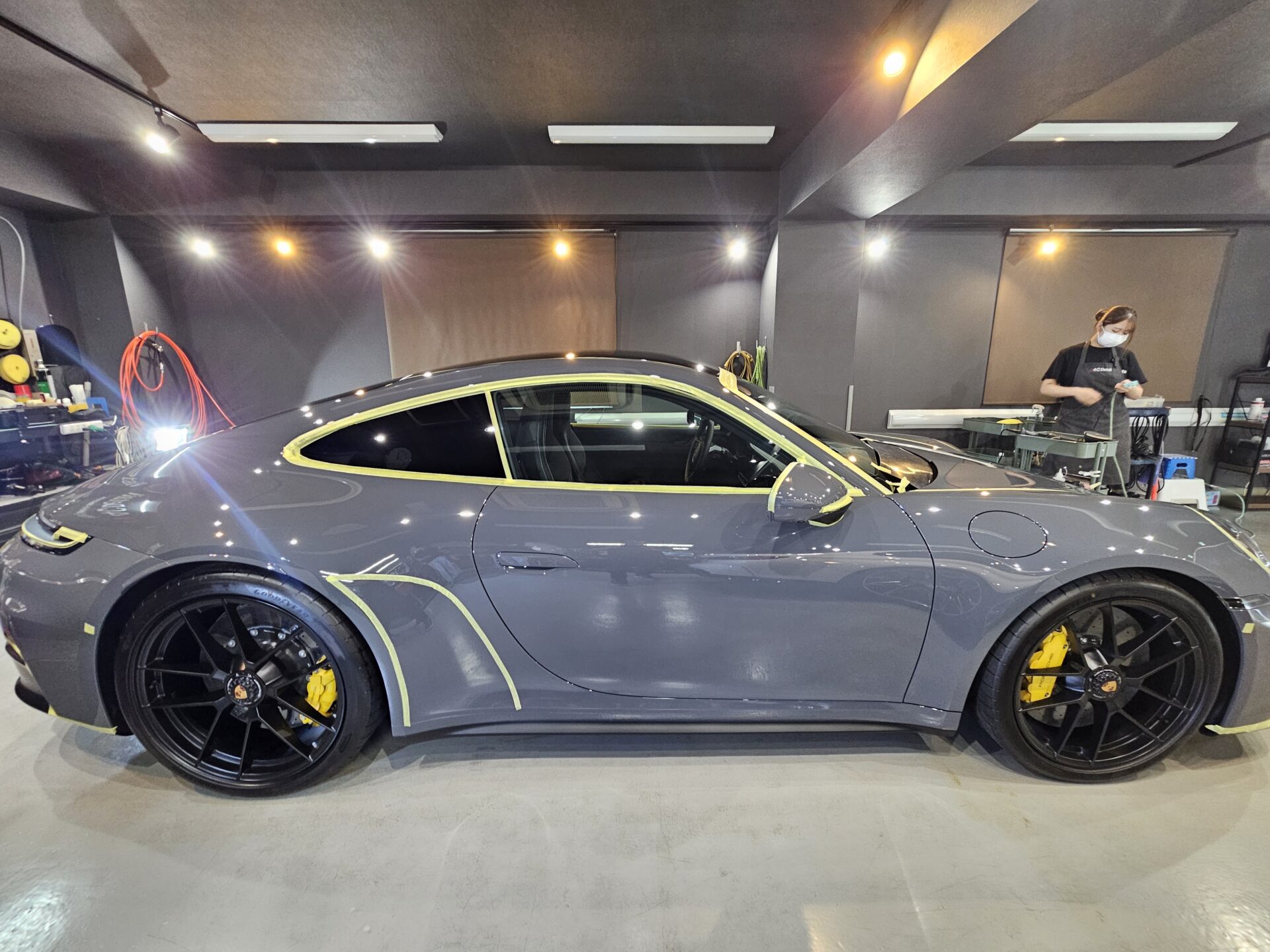 ポルシェ911カレラGTS(992.2)新車 ストレートグレーネオ 磨き マスキング処理