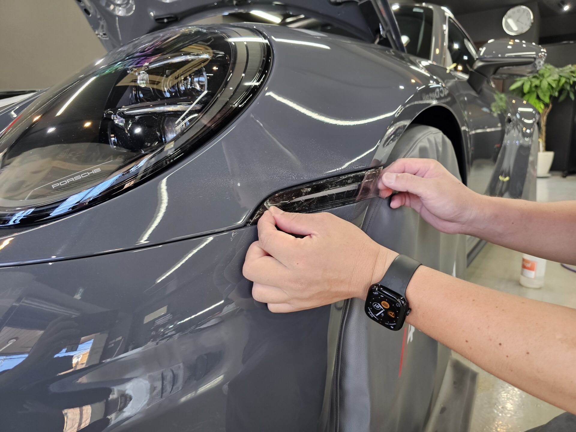 ポルシェ911カレラGTS(992.2)新車 ストレートグレーネオ 細部までフィルム施工