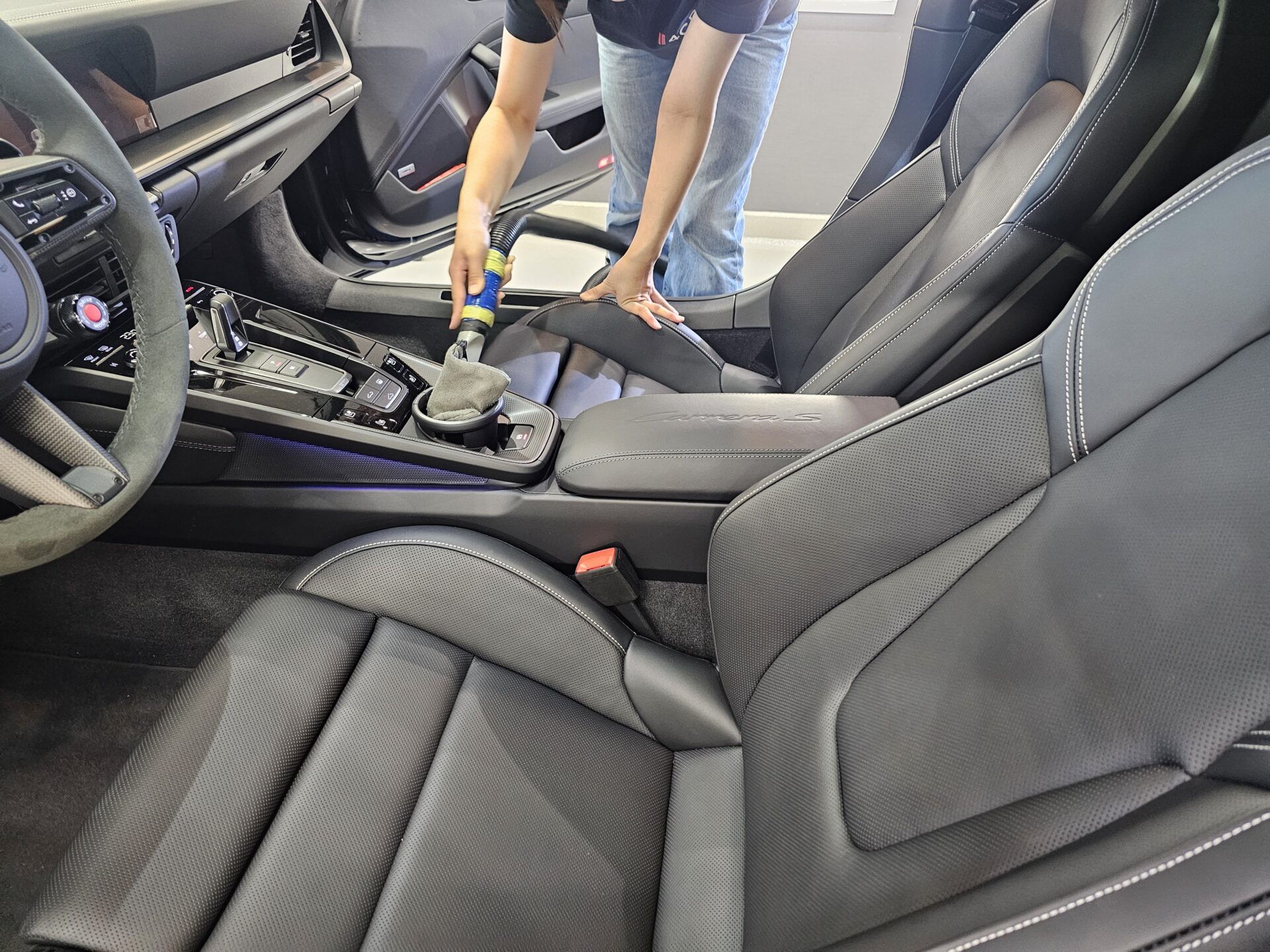 ポルシェ911カレラS(992.2) XPELステルスフルプロテクションフィルム マットブラックラッピング 4C Detail 車内清掃