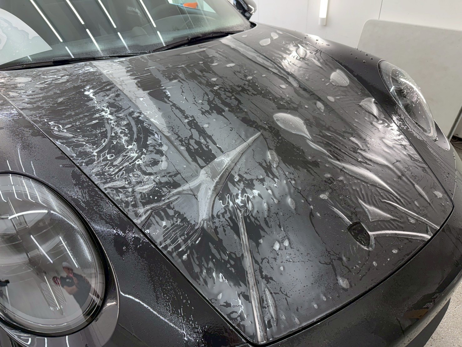 ポルシェ911カレラS(992.2) XPELステルスフルプロテクションフィルム マットブラックラッピング フィルム施工ブース