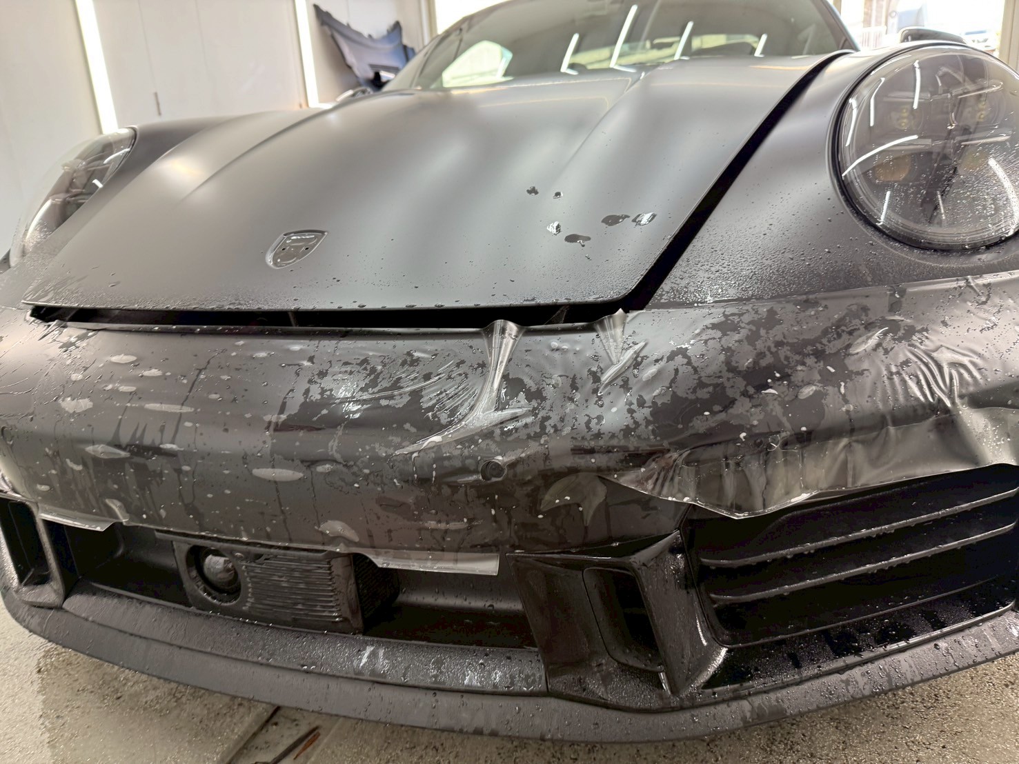 ポルシェ911カレラS(992.2) XPELステルスフルプロテクションフィルム マットブラックラッピング フィルム施工風景バンパー