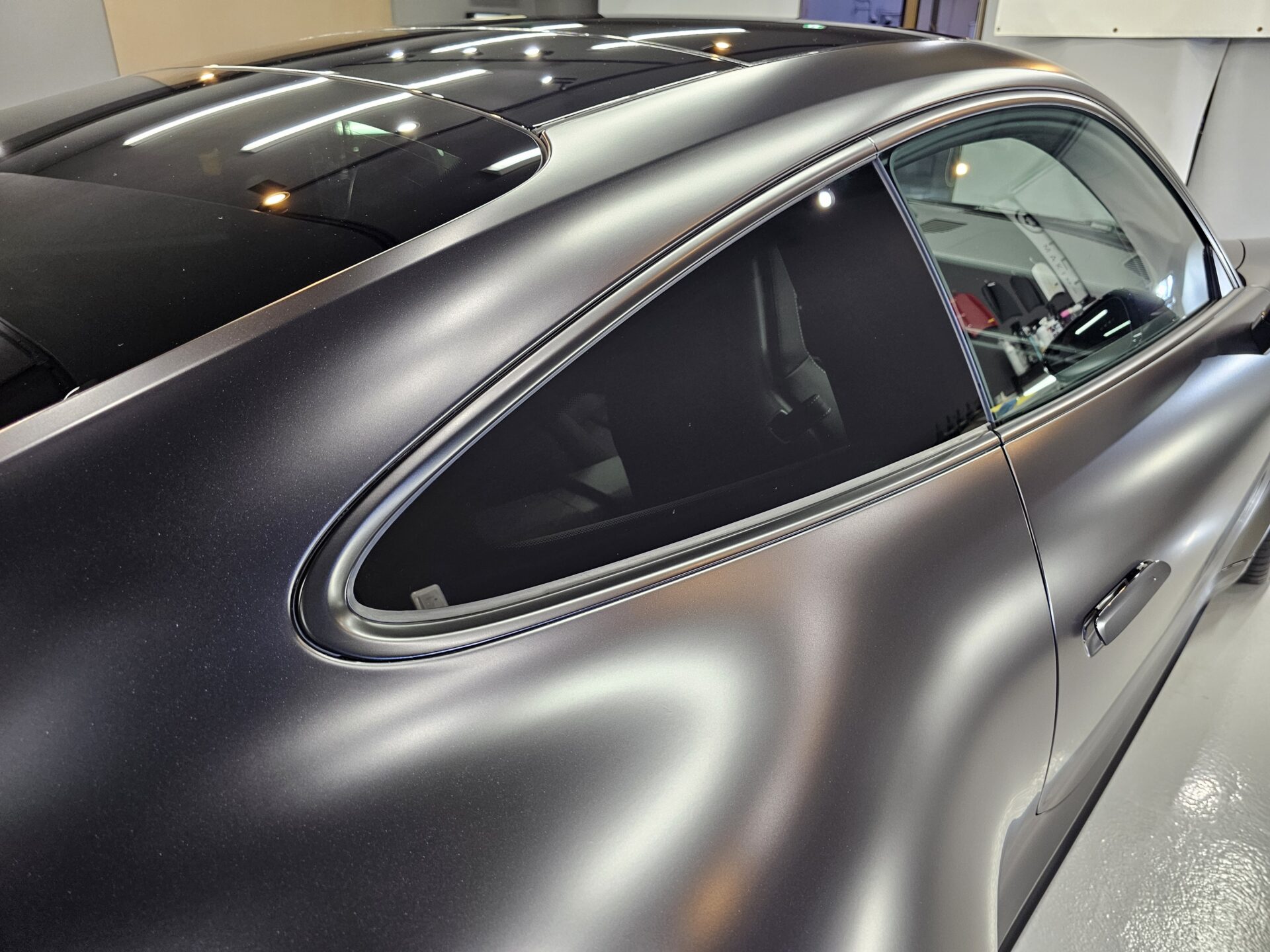 ポルシェ911カレラS(992.2) XPELステルスフルプロテクションフィルム マットブラックラッピング モールラッピング施工後