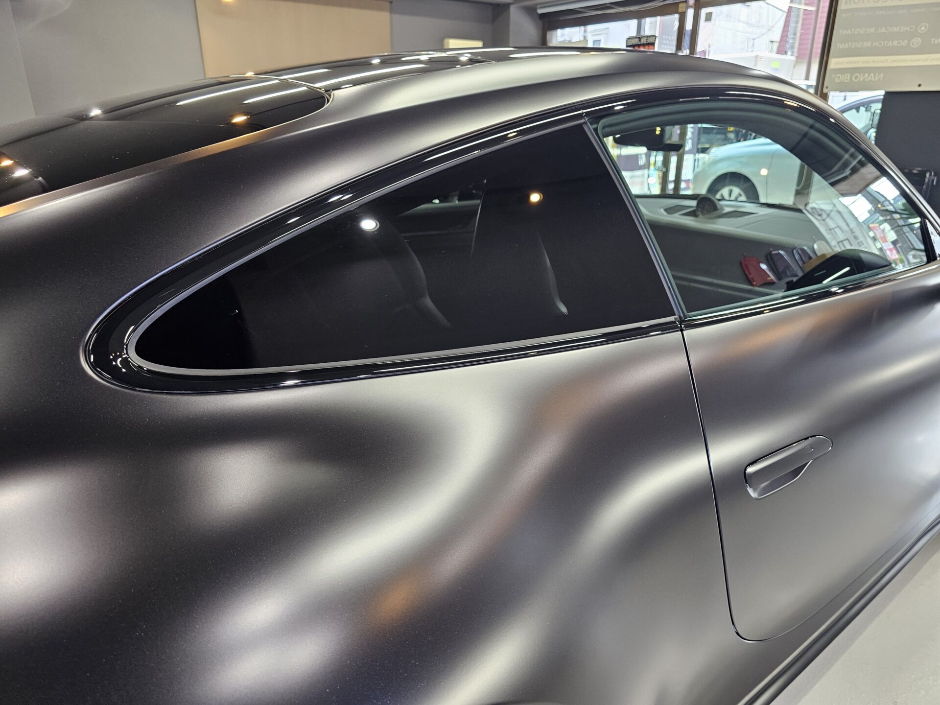 ポルシェ911カレラS(992.2) XPELステルスフルプロテクションフィルム マットブラックラッピング モール変更前グロス