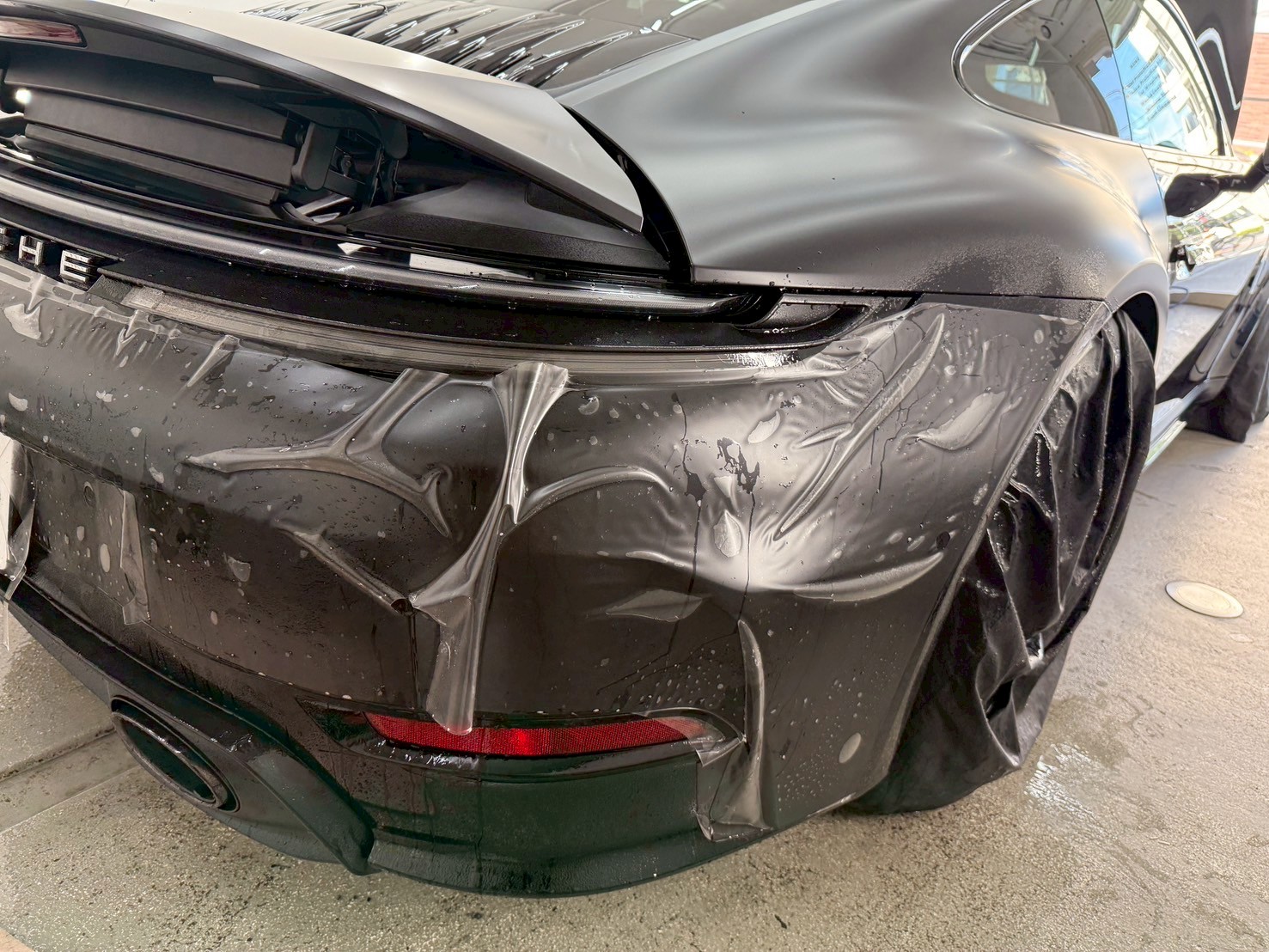 ポルシェ911カレラS(992.2) XPELステルスフルプロテクションフィルム マットブラックラッピング リアバンパーフィルム施工