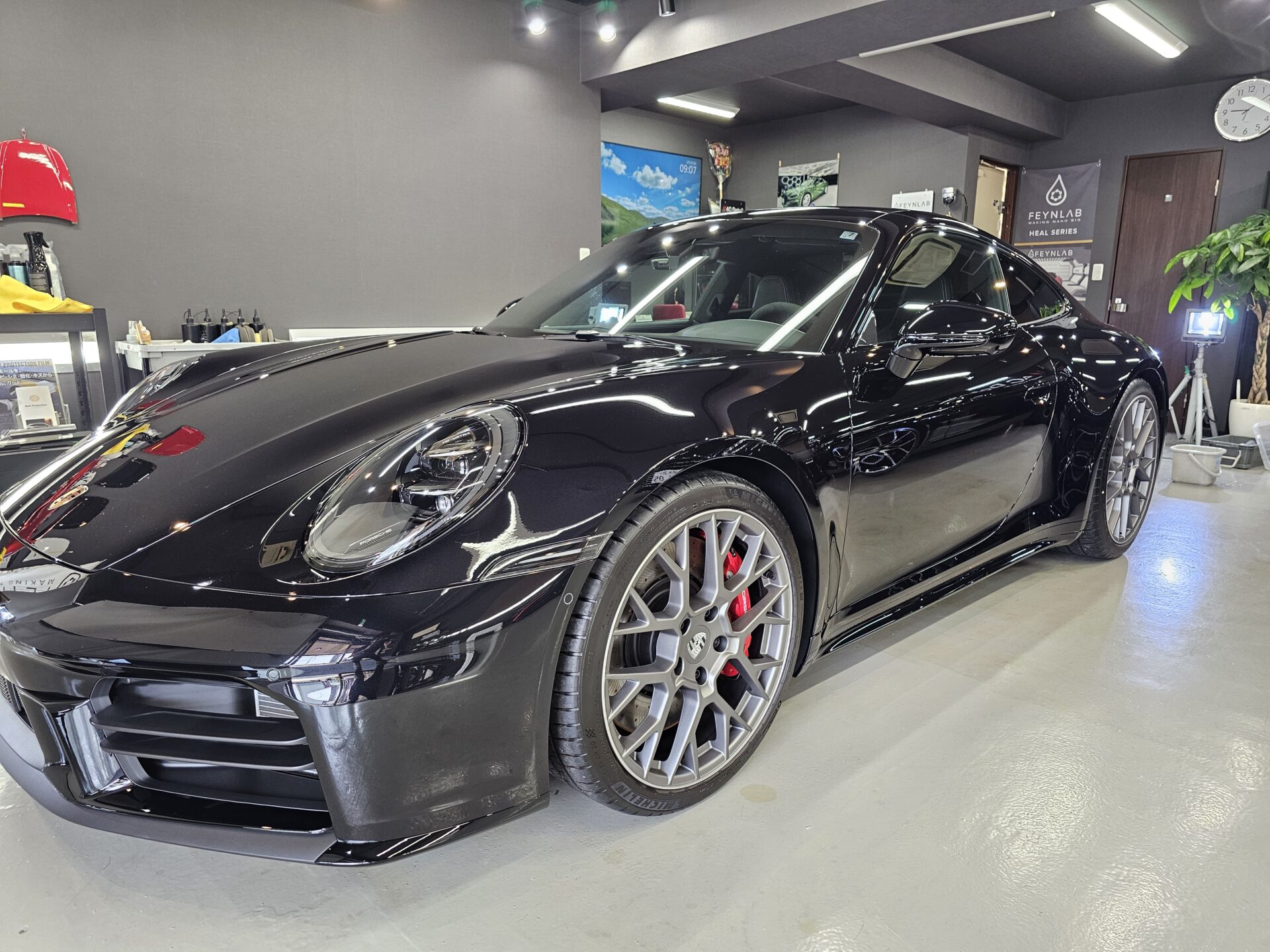 ポルシェ911カレラS(992.2) XPELステルスフルプロテクションフィルム マットブラックラッピング 下地処理後フィルム施工前