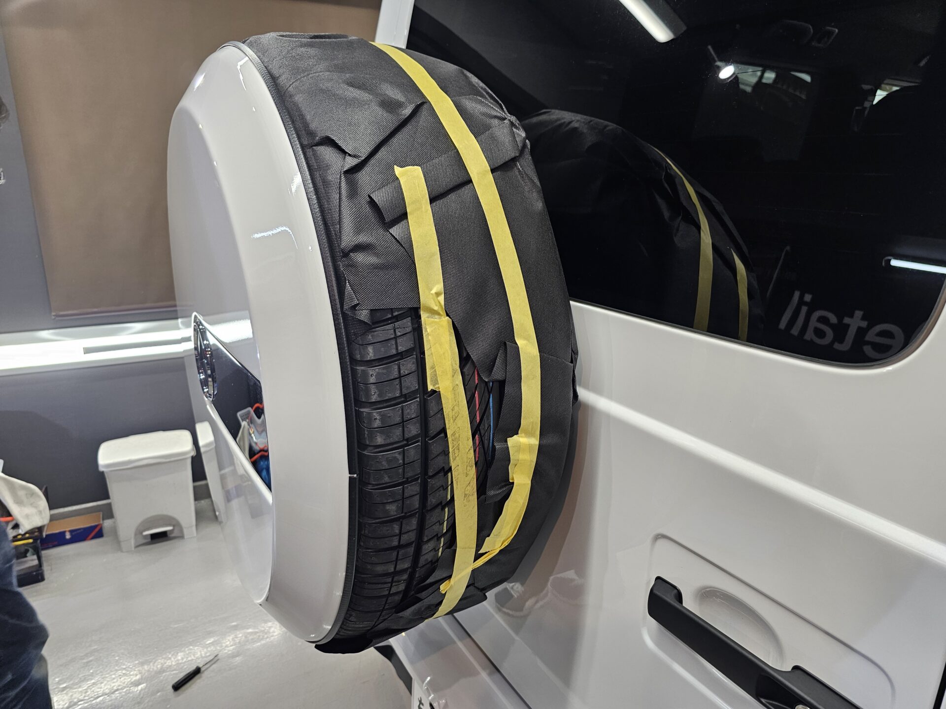 メルセデスベンツG450d ゲレンデ 新車 オパリスホワイト リアバンパーシミ防止