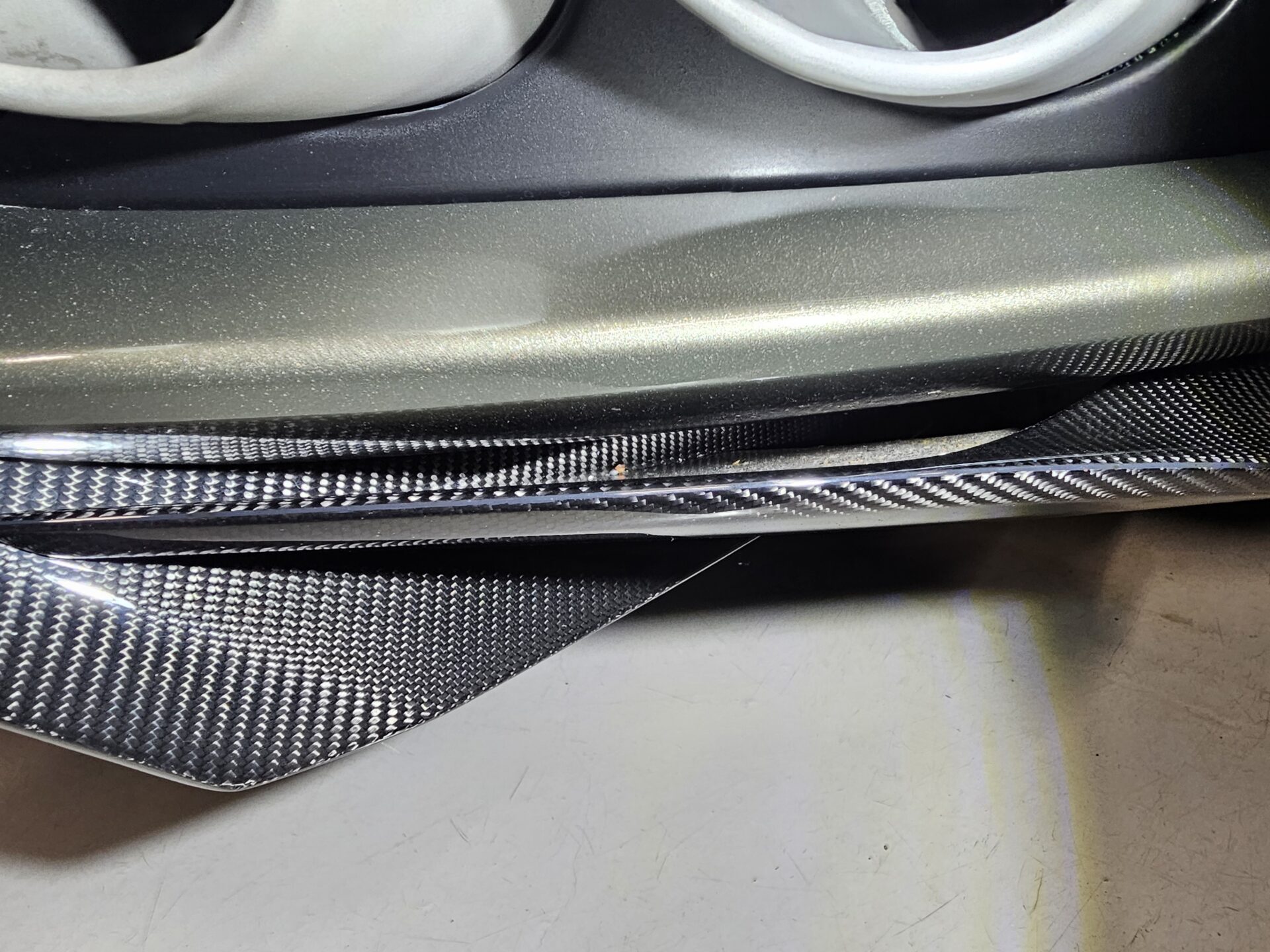 アストンマーティンDBSスーパーレッジェーラ770アルティメット ディフューザー隙間汚れ
