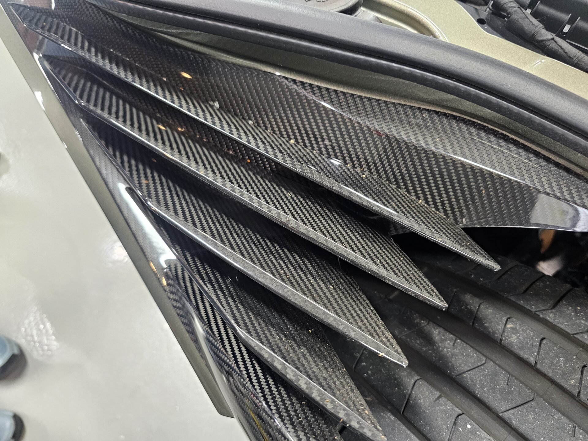 アストンマーティンDBSスーパーレッジェーラ770アルティメット フェンダー内カーボン汚れ
