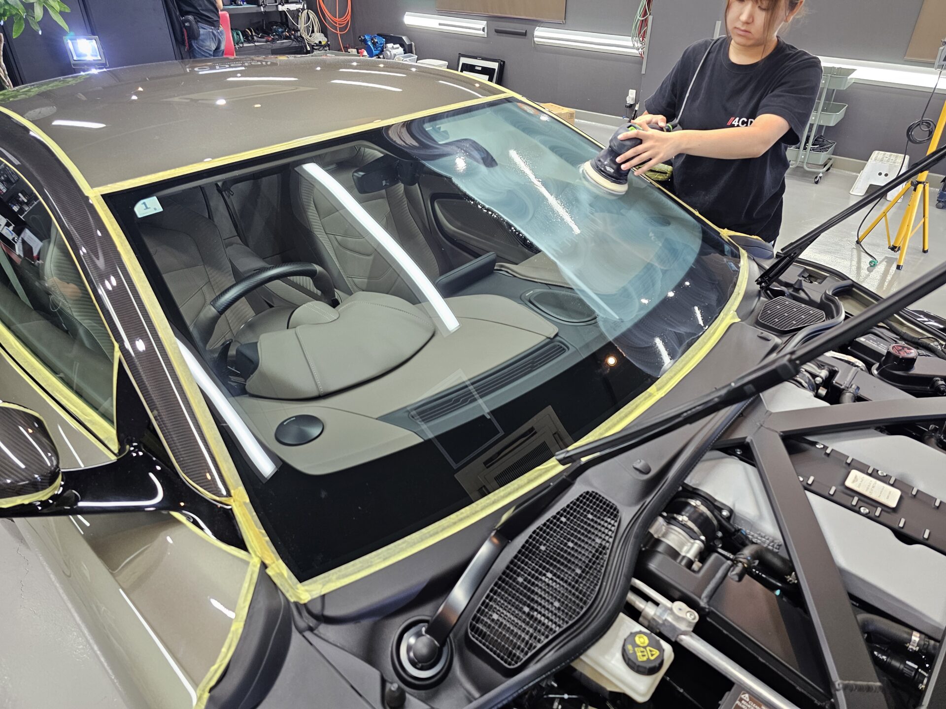 アストンマーティンDBSスーパーレッジェーラ770アルティメット フロントガラス下地処理磨き