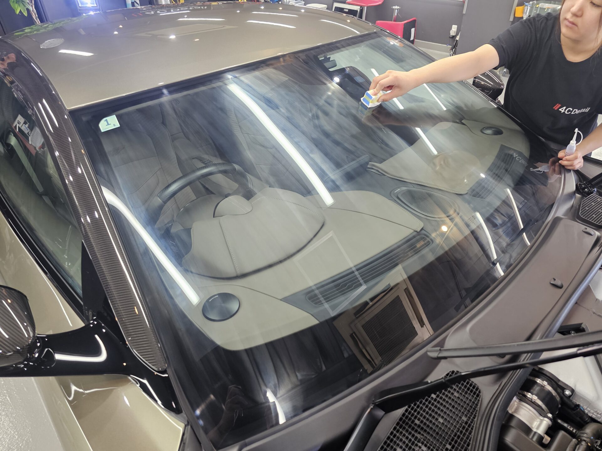 アストンマーティンDBSスーパーレッジェーラ770アルティメット 窓ガラスコーティング塗布
