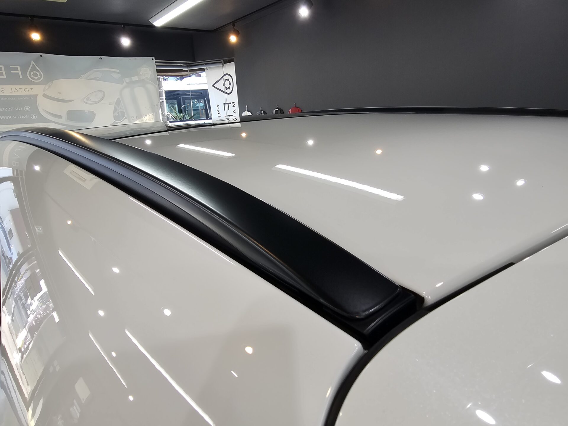 メルセデスAMG C43ステーションワゴン S206 オパリスホワイト ルーフレールモールプロテクションフィルム