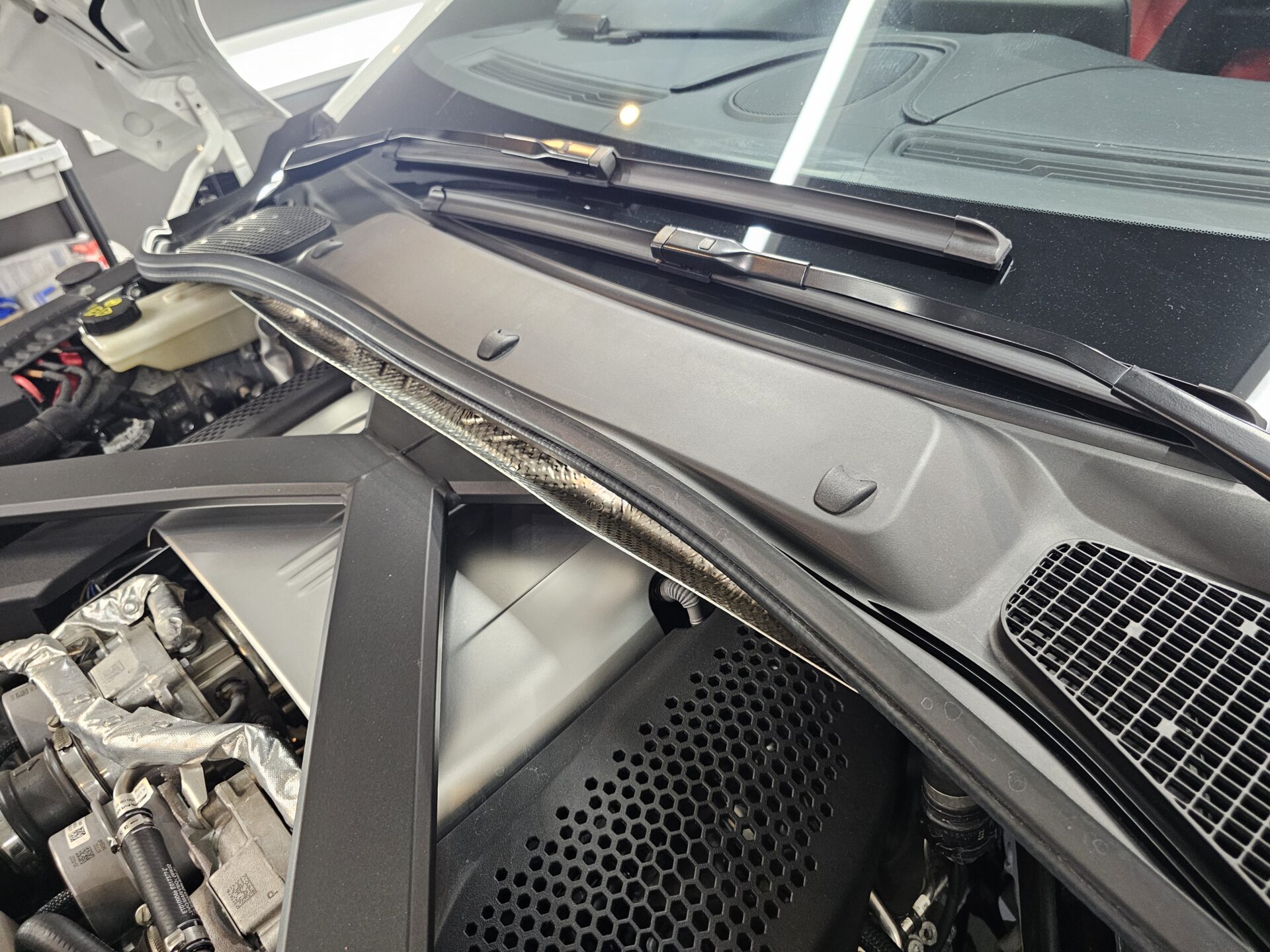 アストンマーチンヴァンテージ エンジンルーム施工後