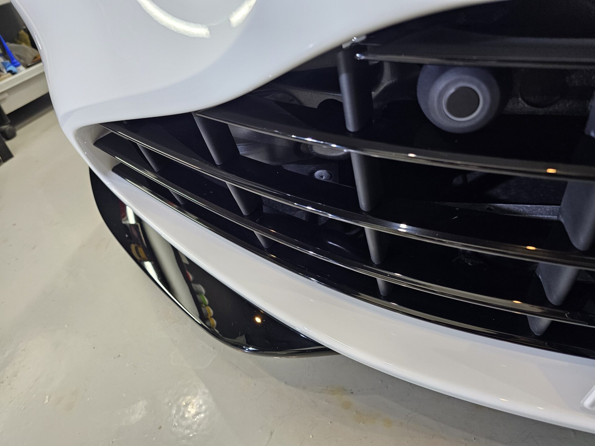 アストンマーチンヴァンテージ グリル施工後