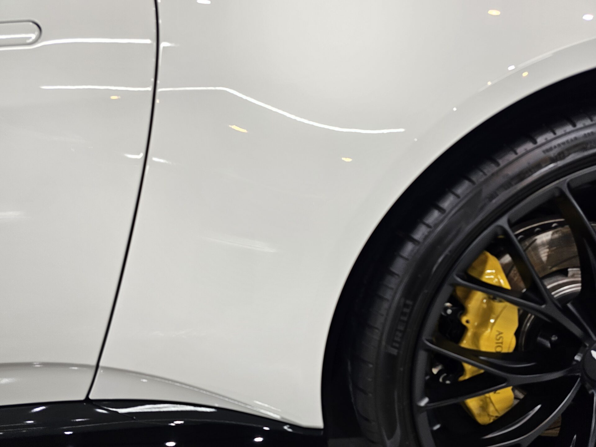 アストンマーチンヴァンテージ ストーンガード貼り換え