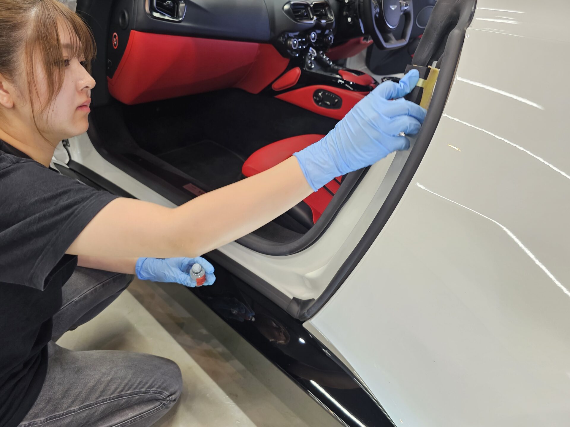 アストンマーチンヴァンテージ ドア内側コーティング塗布
