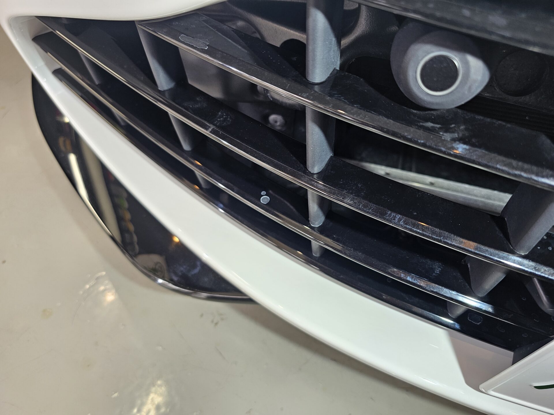 アストンマーチンヴァンテージ フロントグリルシミ汚れ