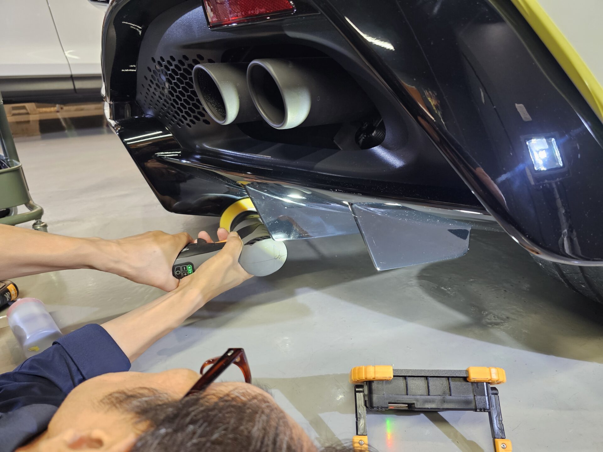 アストンマーチンヴァンテージ リアディフューザー磨き