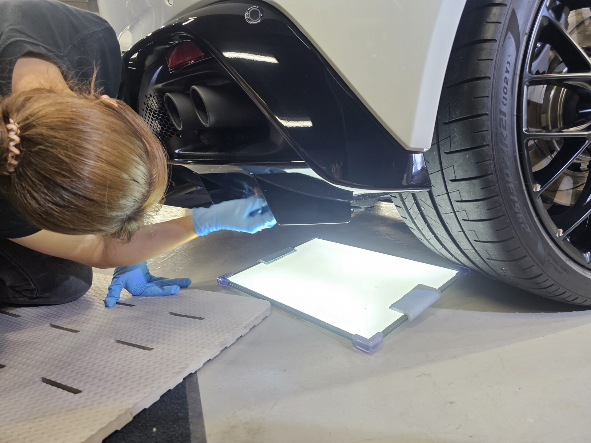 アストンマーチンヴァンテージ リアディフューザー裏側までコーティング