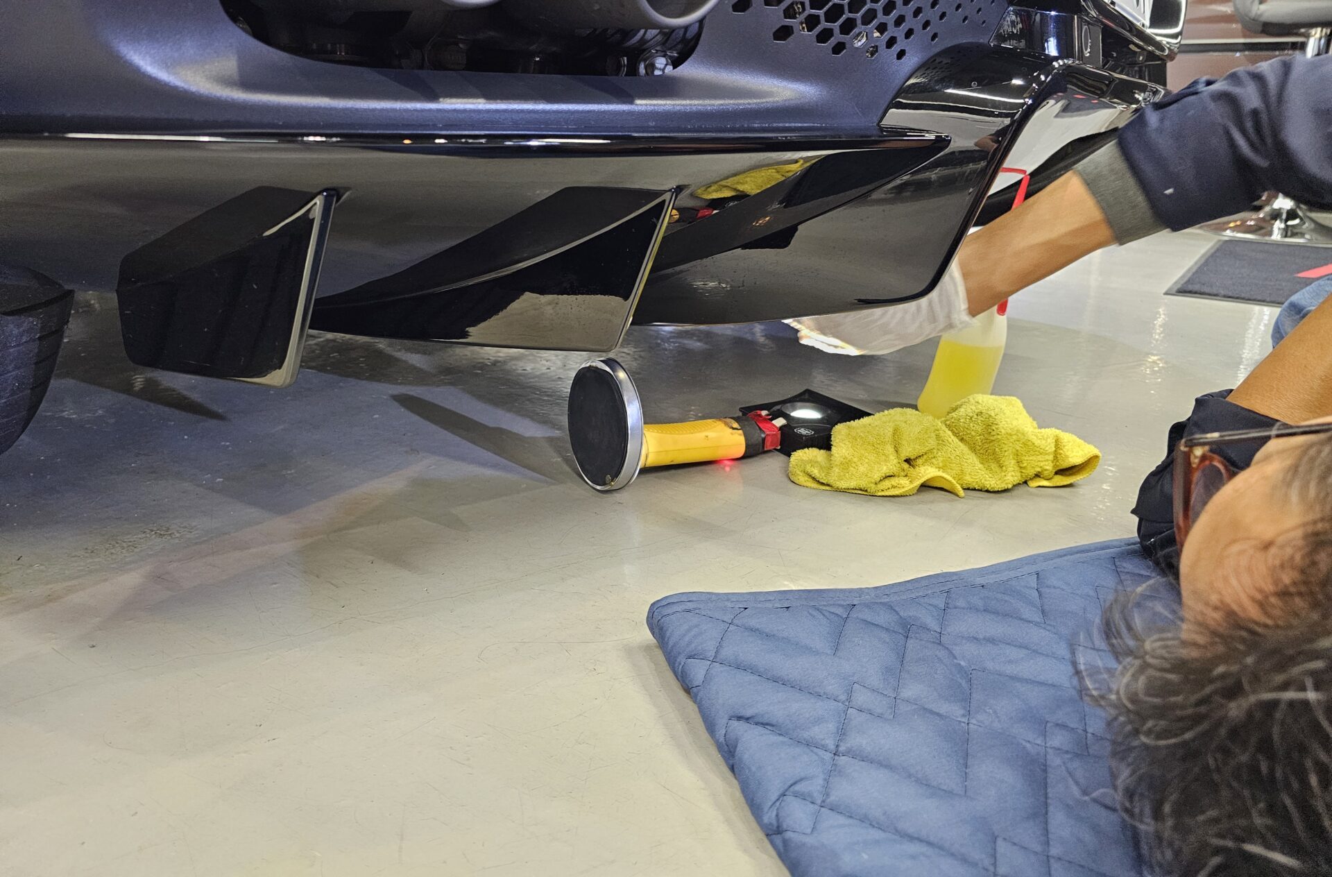 アストンマーチンヴァンテージ リアディフーザー裏クリーニング