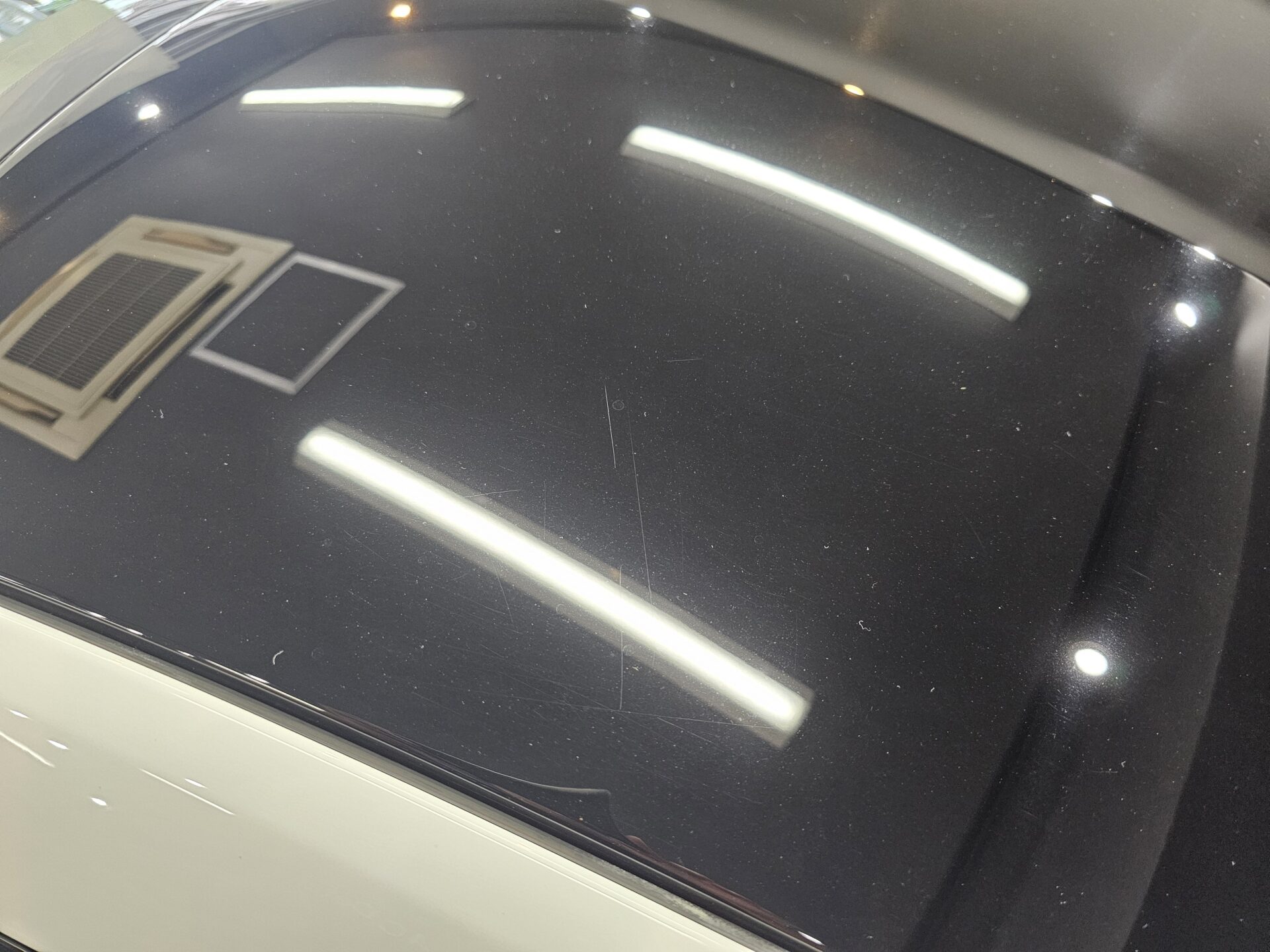 アストンマーチンヴァンテージ ルーフ線傷