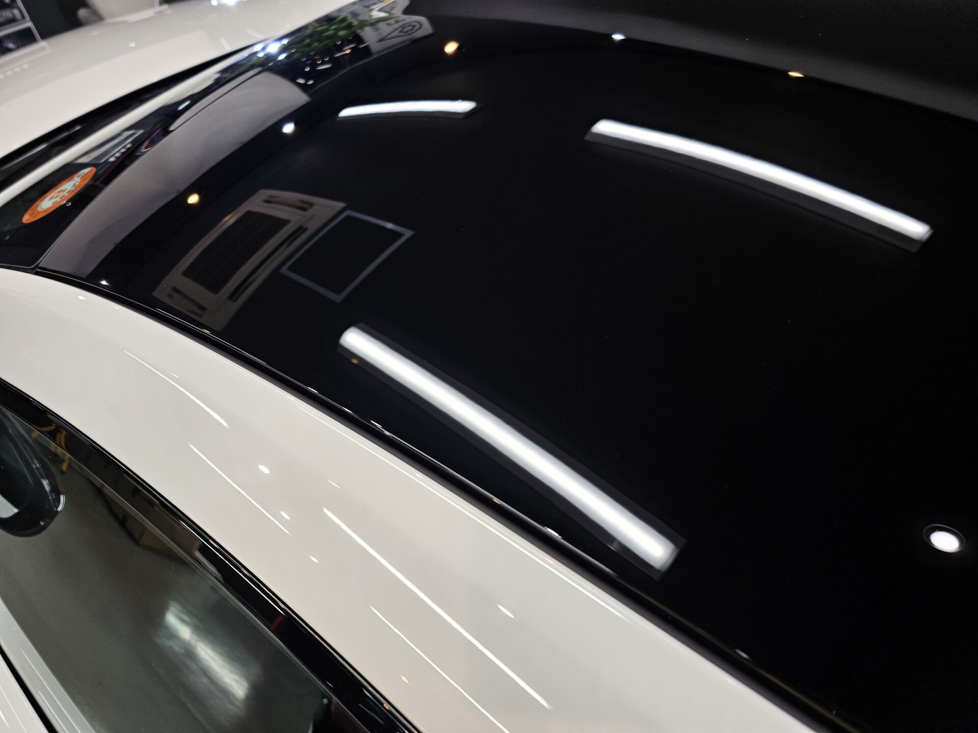 アストンマーチンヴァンテージ ルーフ線傷除去