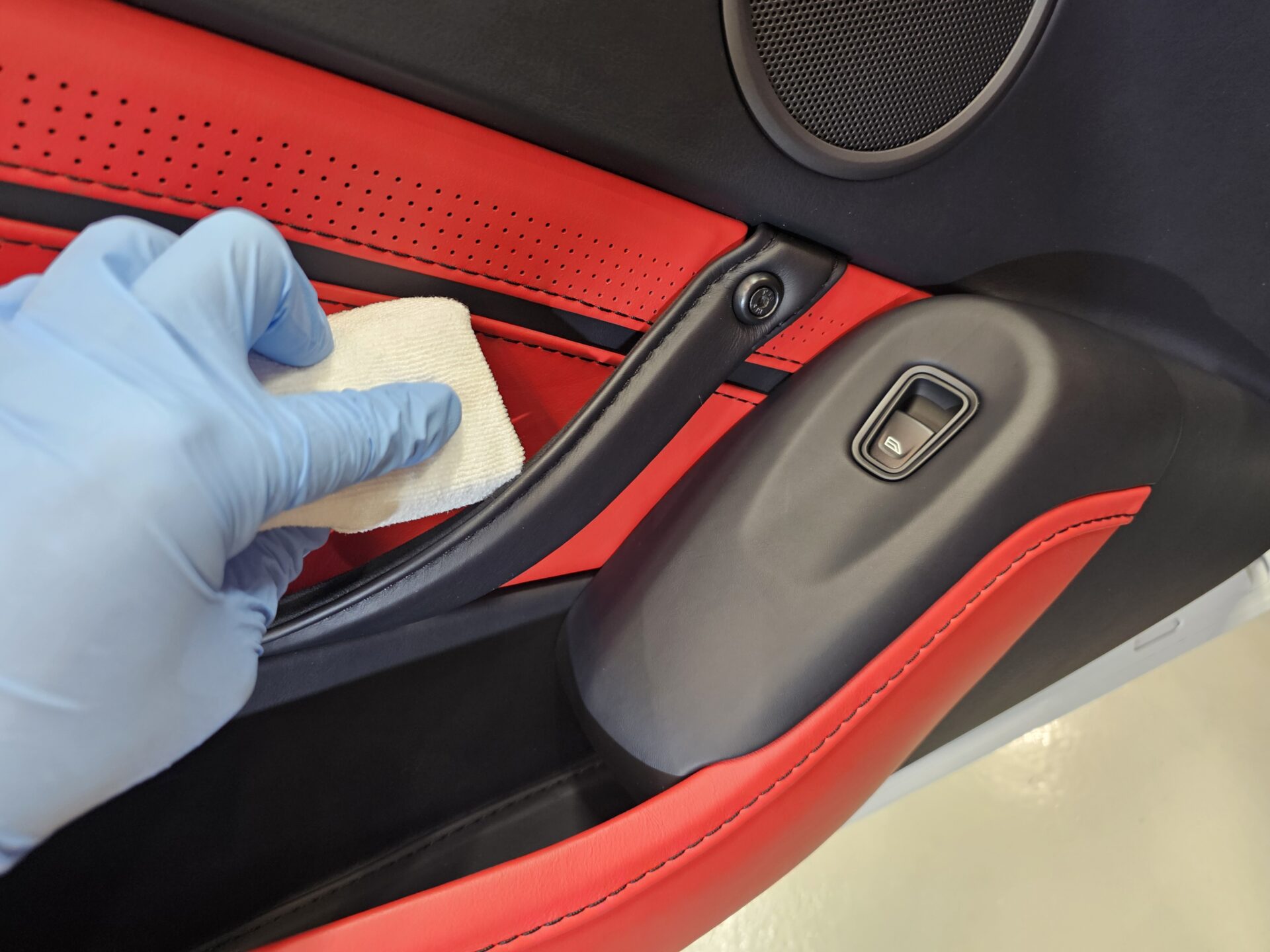 アストンマーチンヴァンテージ レザーコーティング細部まで