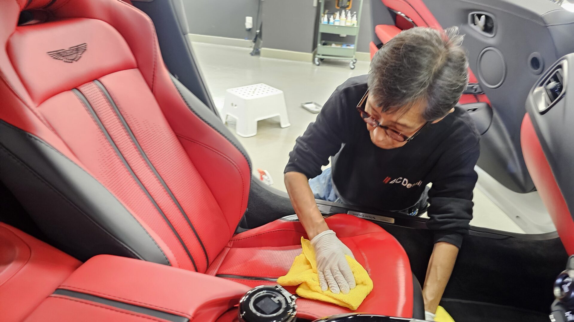 アストンマーチンヴァンテージ レザーシートクリーニング