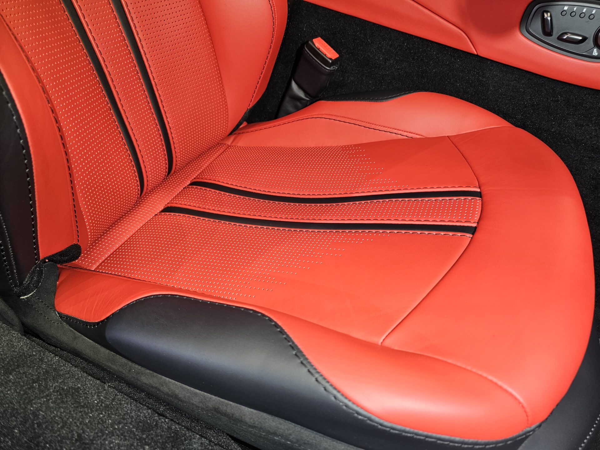 アストンマーチンヴァンテージ レザーシートクリーニング後