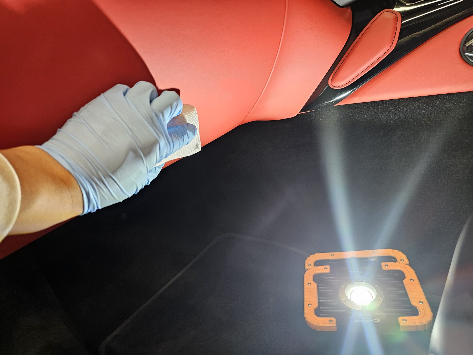 アストンマーチンヴァンテージ レザーシートコーティングライトで確認