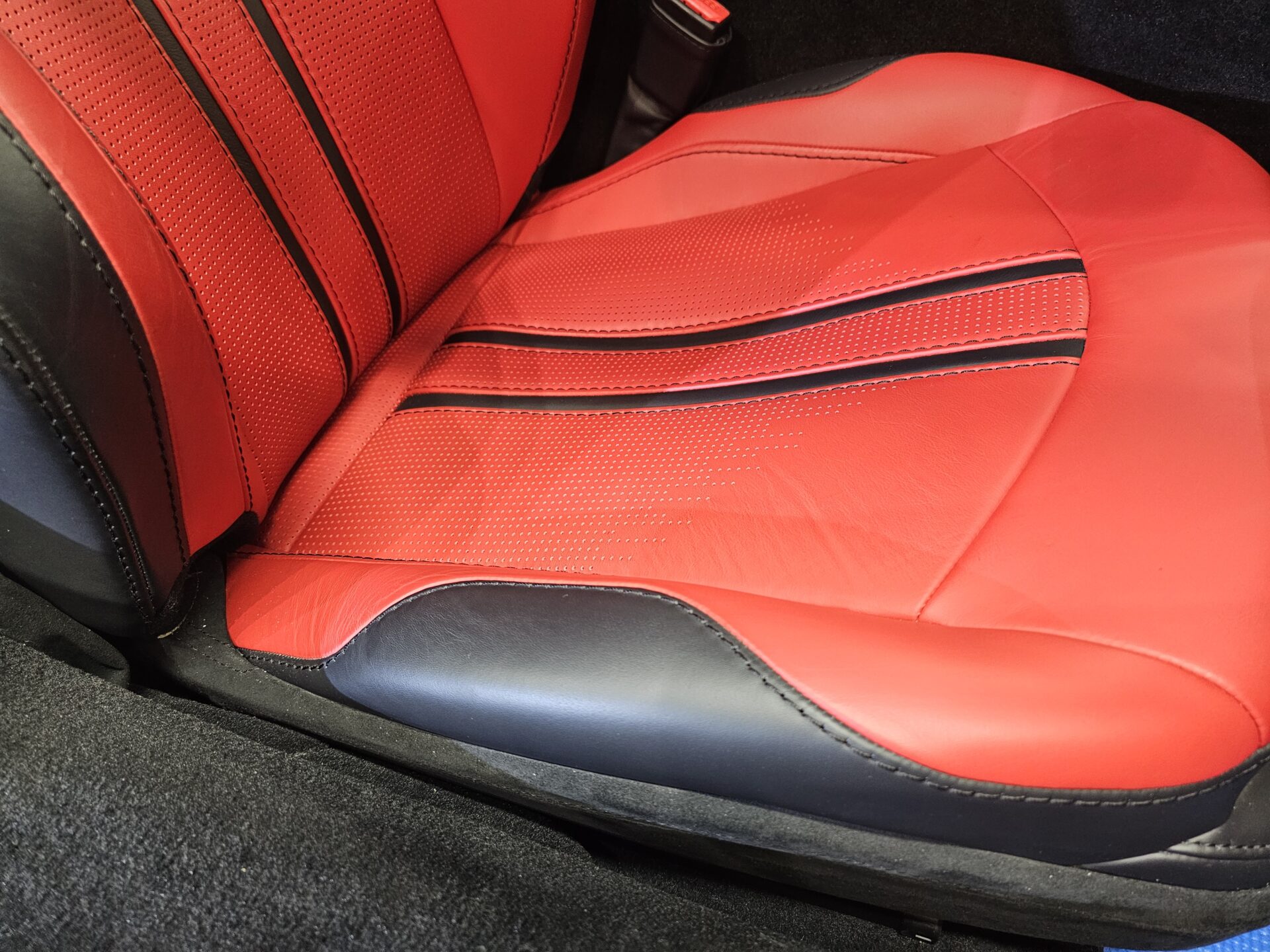 アストンマーチンヴァンテージ レザーシート汚れ