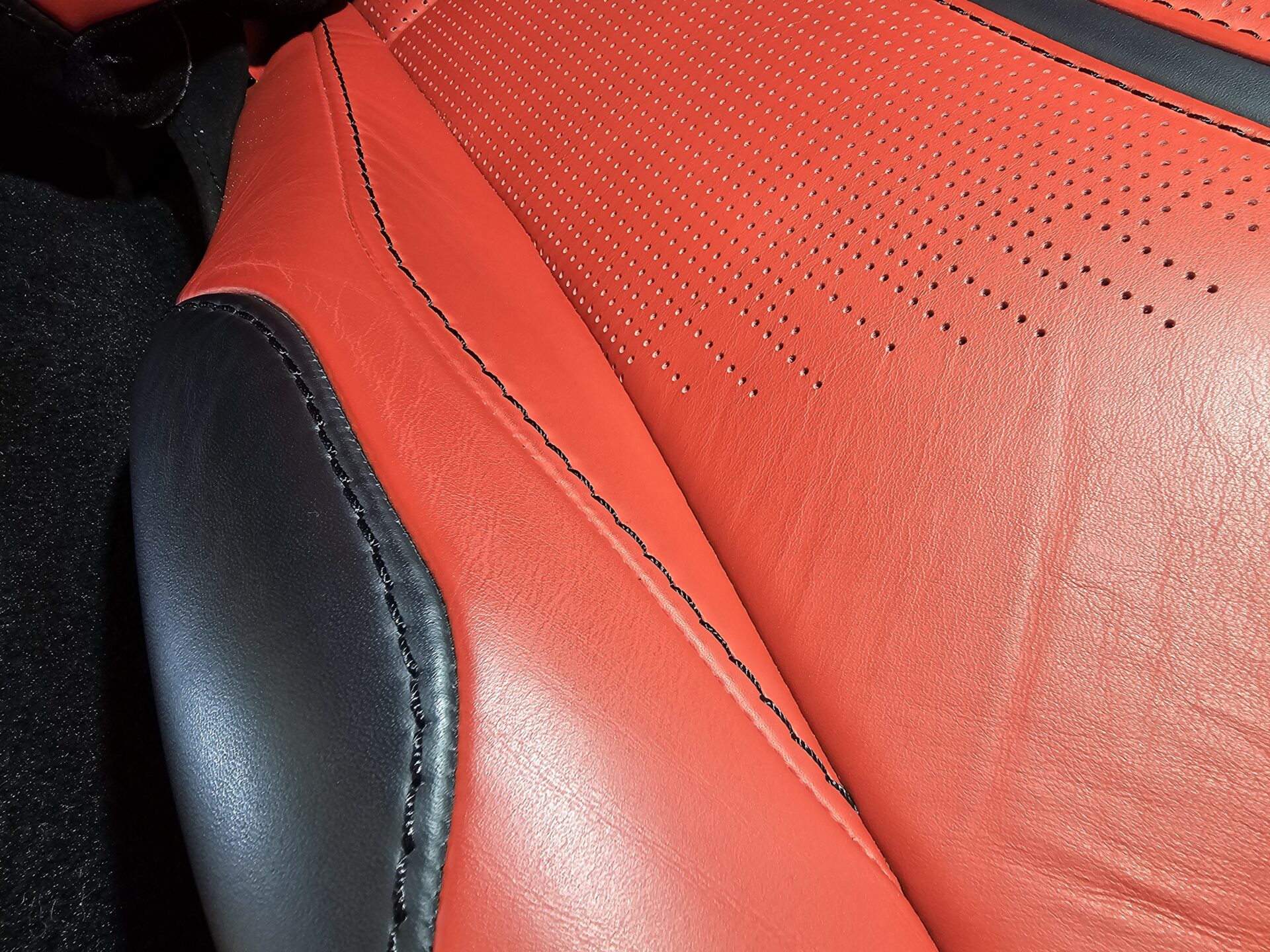 アストンマーチンヴァンテージ レザーシート黒く汚れる