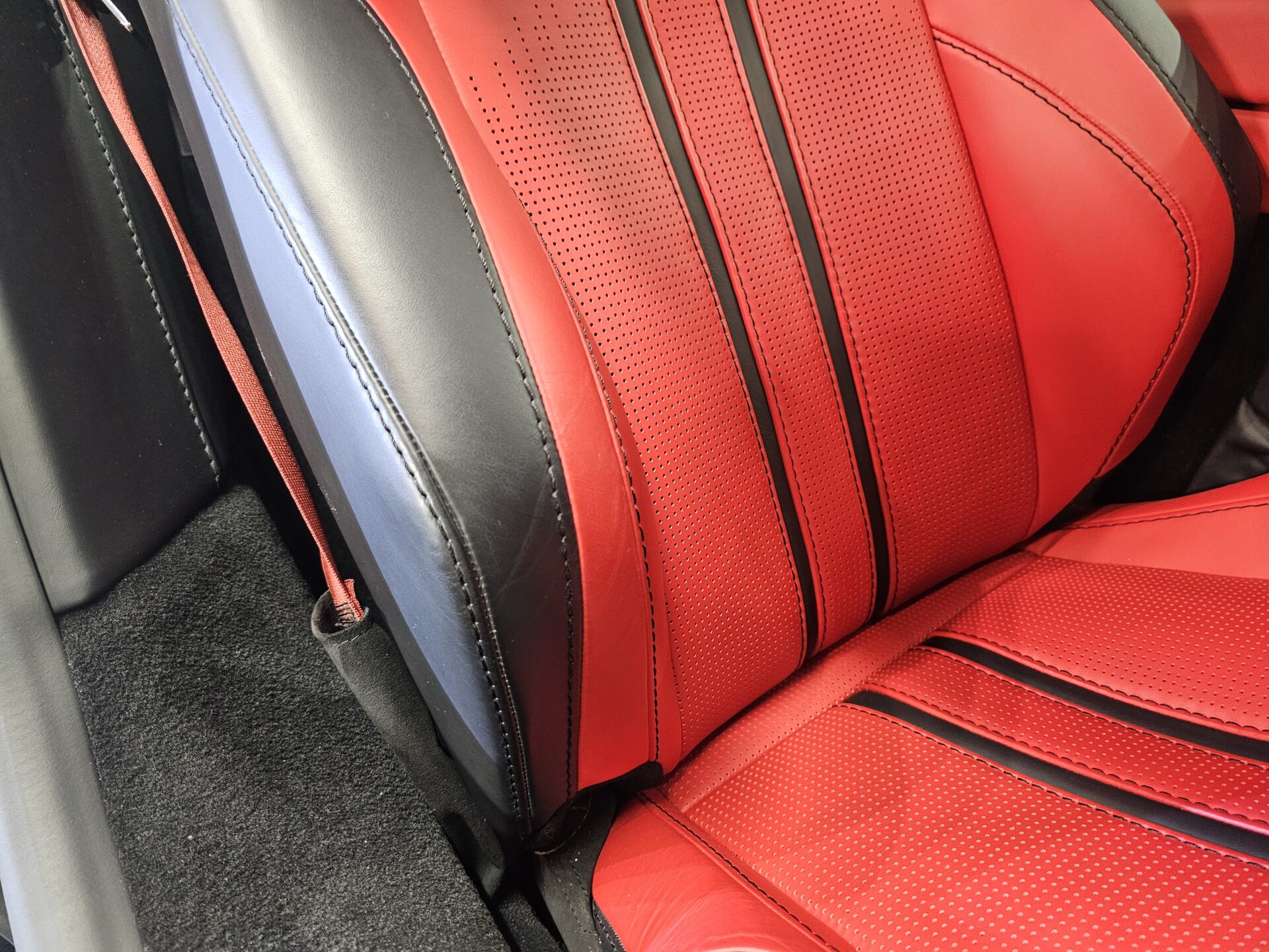 アストンマーチンヴァンテージ レザーシート黒ずみ