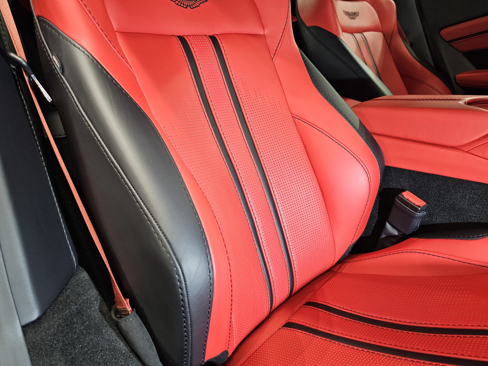 アストンマーチンヴァンテージ レザーシート黒ずみ除去